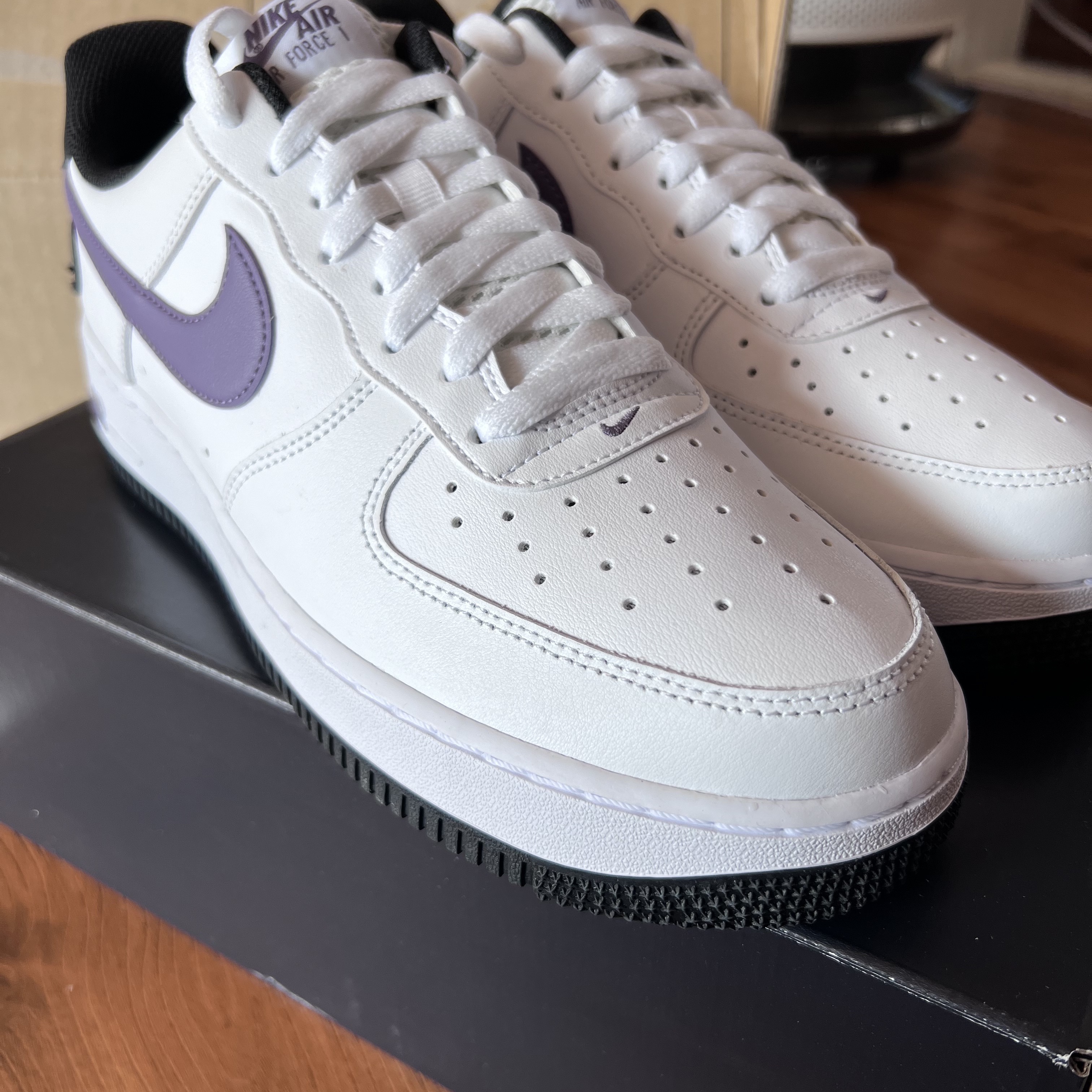 (W) Nike Air Force 1 '07 Low White Black, Nike Air Force 1 '07 LV8 Hoops White Canyon Purple 착용 스타일 - 2