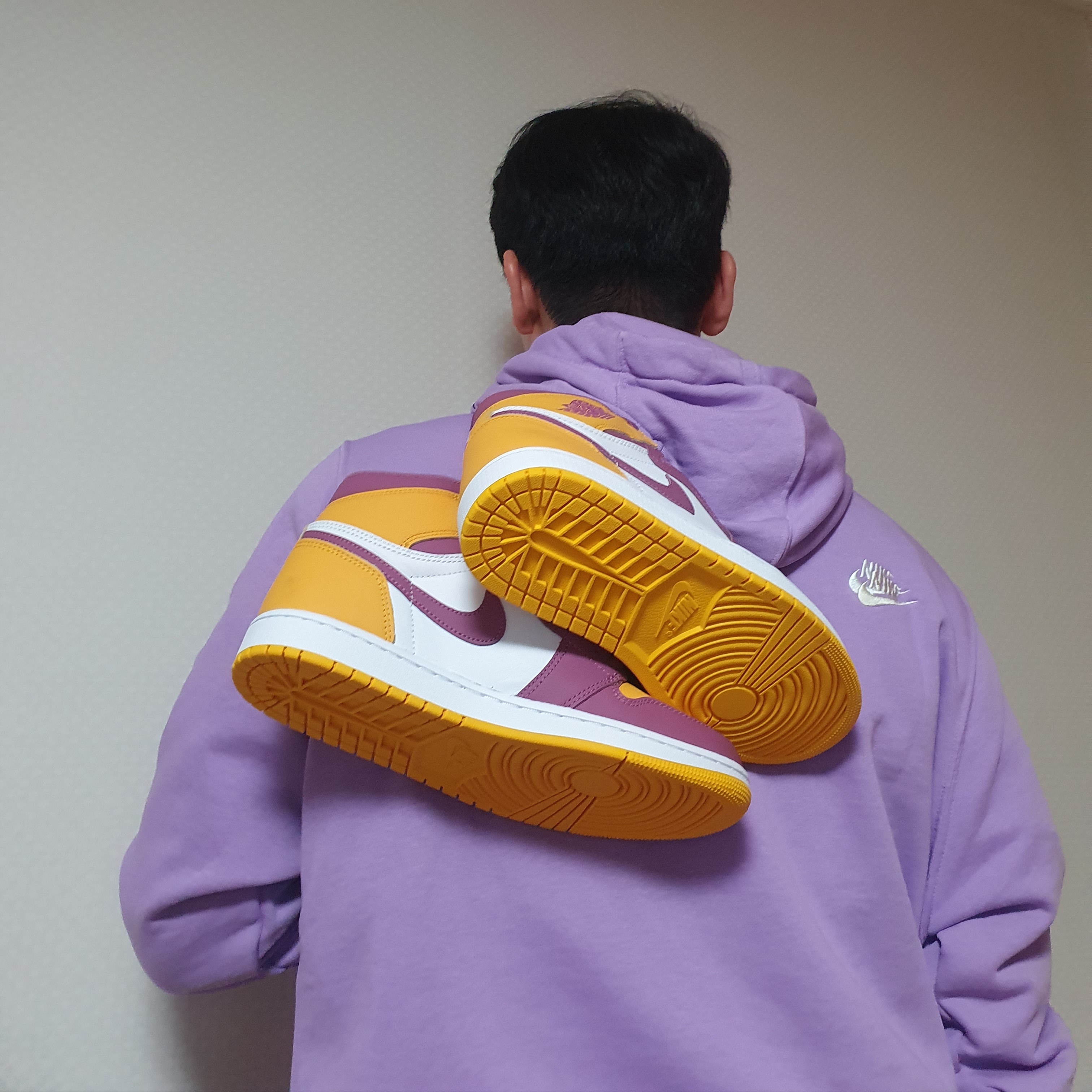 Jordan 1 Retro High OG University Gold Light Bordeaux 착용 스타일 - 2