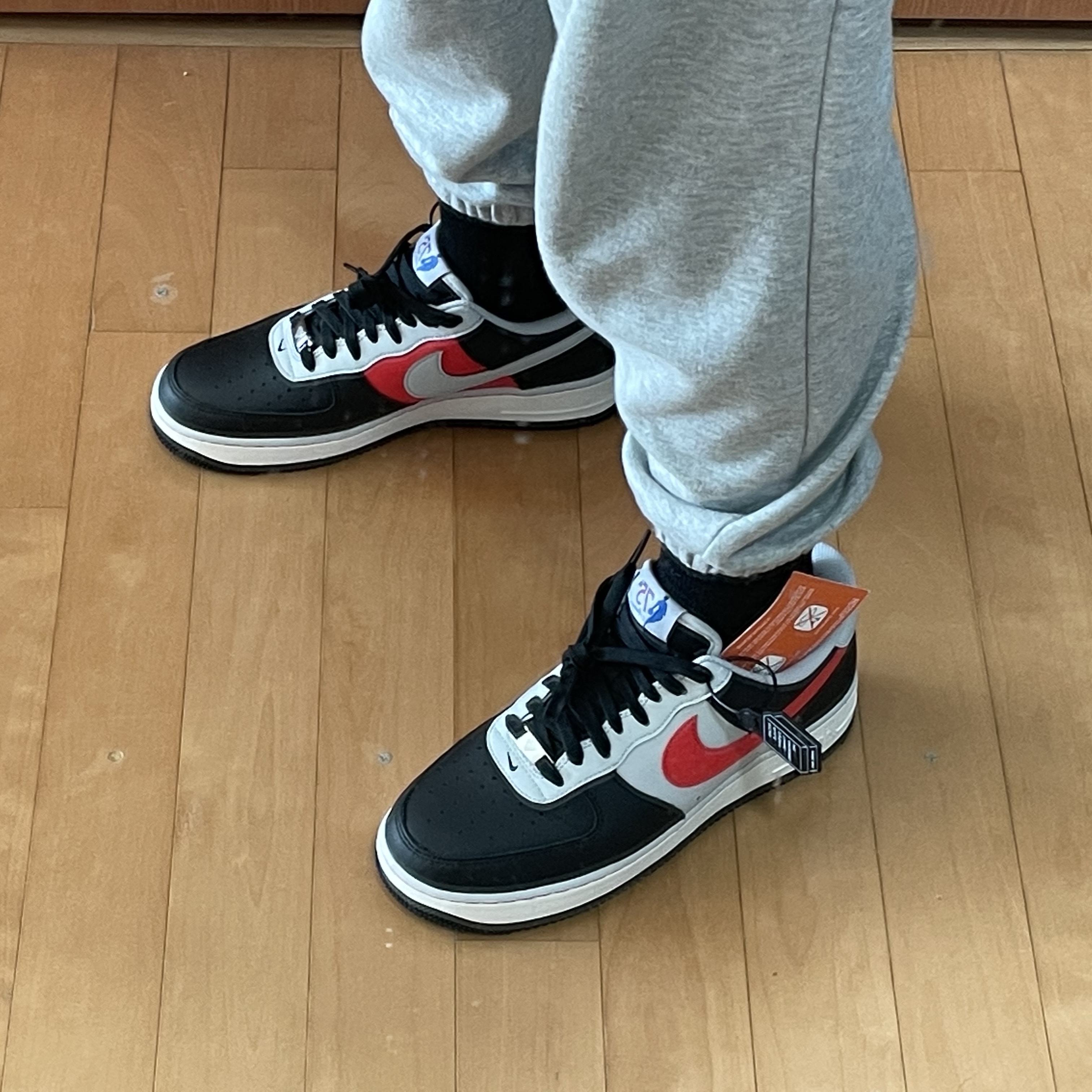 Nike x NBA Air Force 1 '07 LV8 EMB Black and Chile Red 착용 스타일 - 1