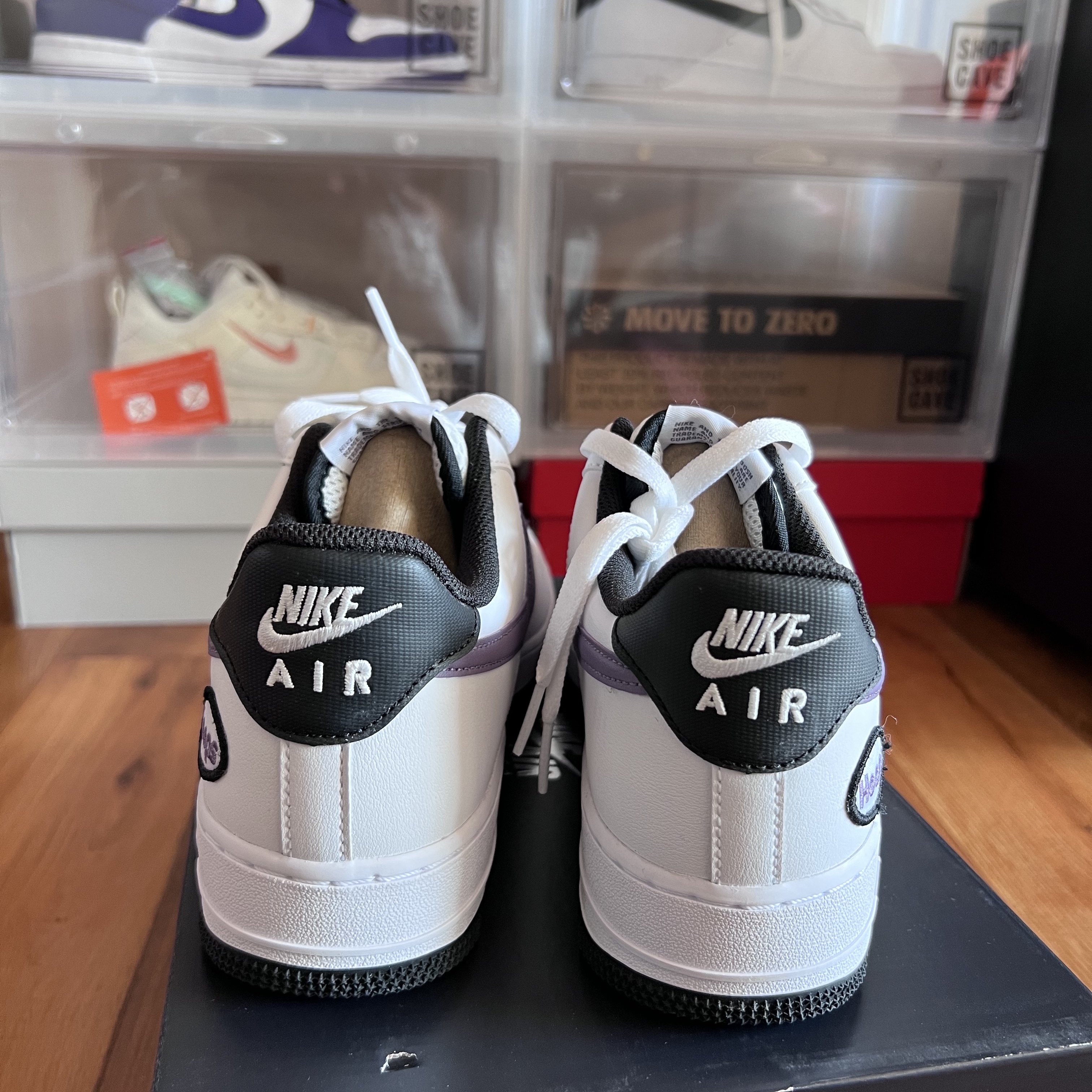 (W) Nike Air Force 1 '07 Low White Black, Nike Air Force 1 '07 LV8 Hoops White Canyon Purple 착용 스타일 - 4