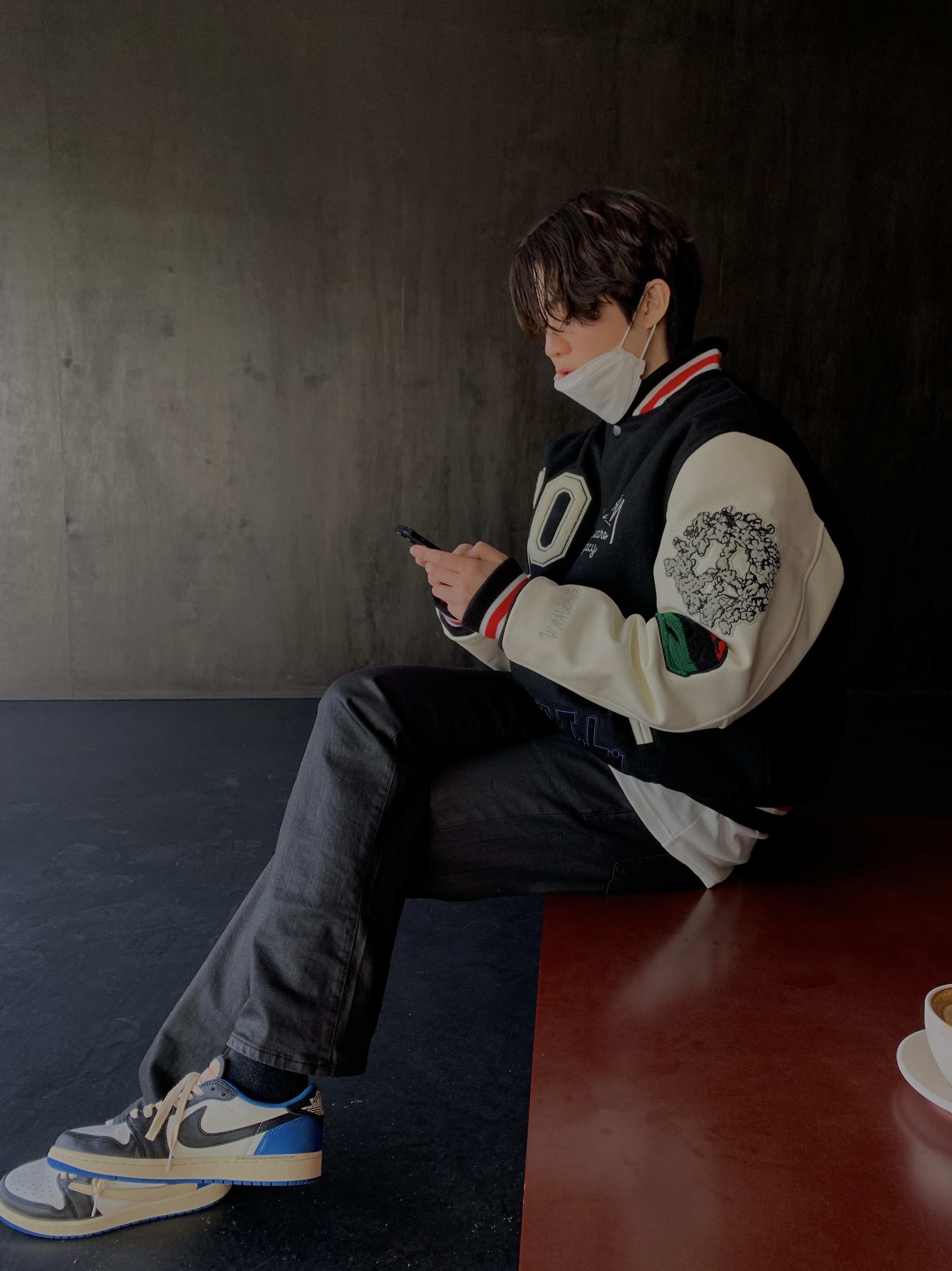 Stussy x Our Legacy x Denim Tears TTL Varsity Jacket Black, Jordan 1 x Travis Scott x Fragment Retro Low OG SP Military Blue 착용 스타일 - 1