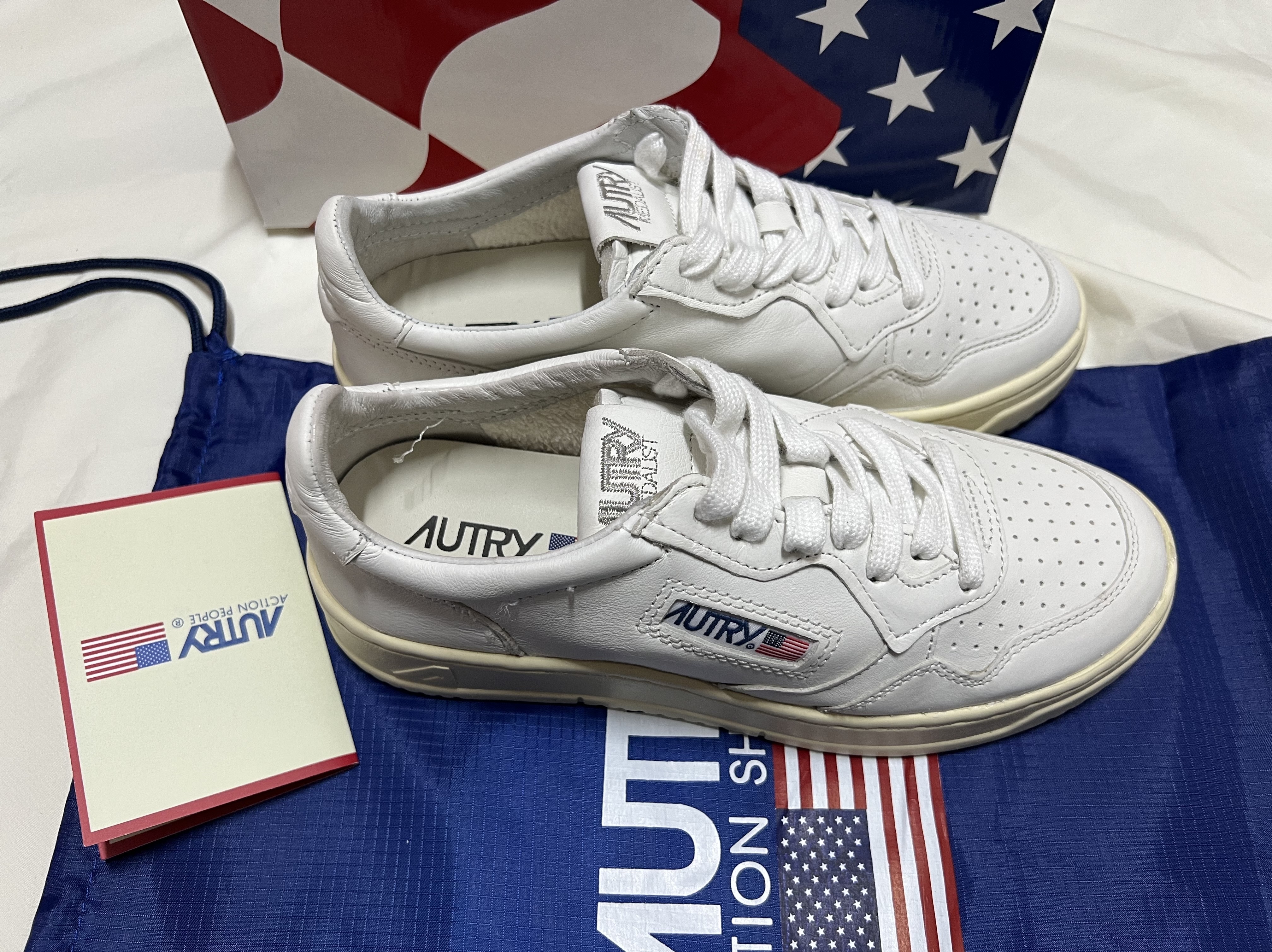 (W) Autry Medalist Low Goatskin Sneakers White, Autry Medalist Low Goatskin Sneakers White 착용 스타일 - 2