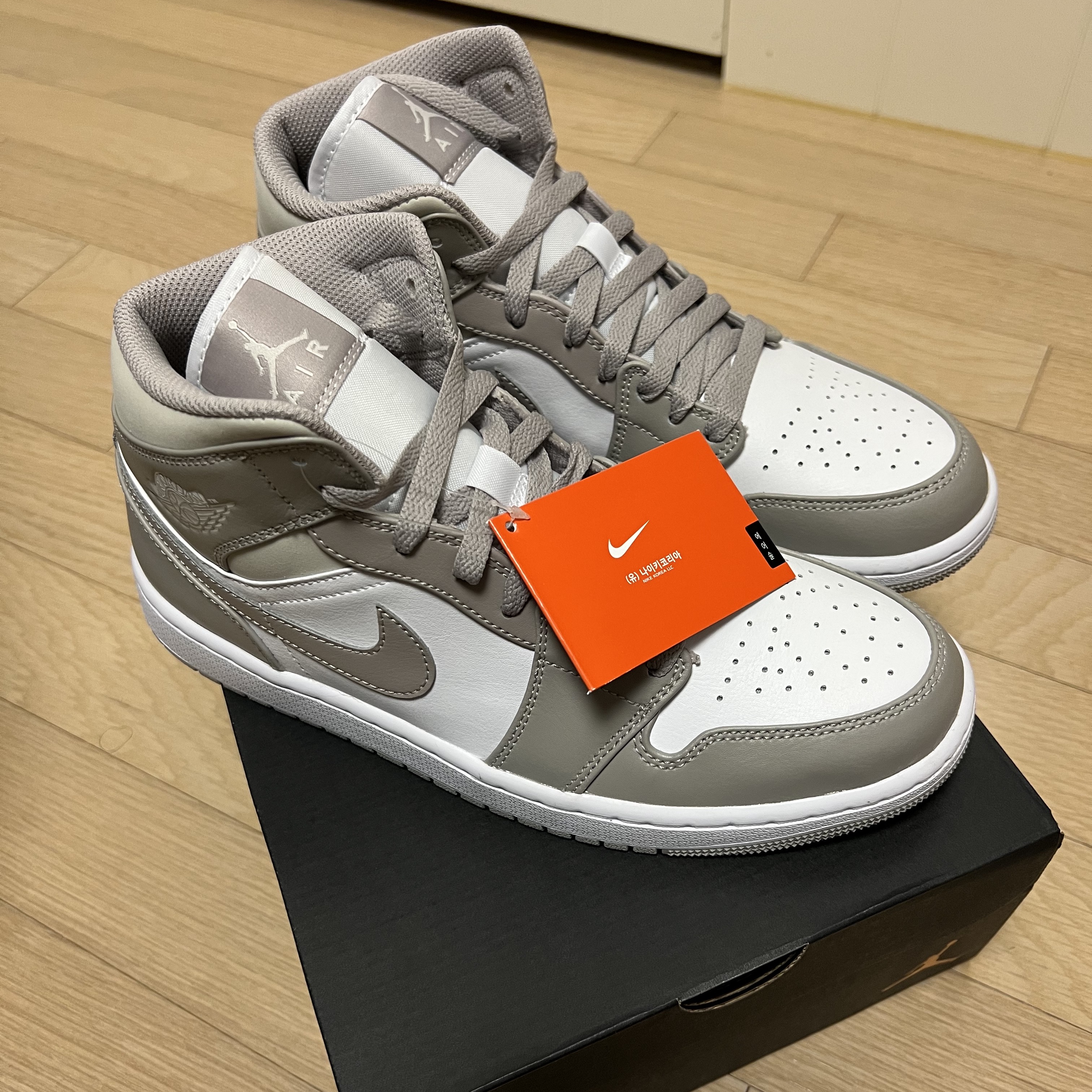 Jordan 1 Mid College Grey 착용 스타일 - 1