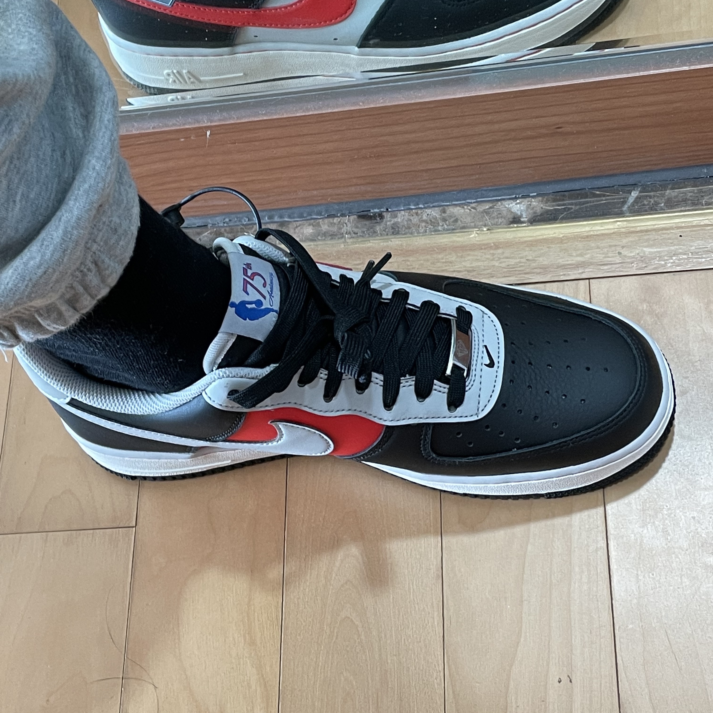 Nike x NBA Air Force 1 '07 LV8 EMB Black and Chile Red 착용 스타일 - 3