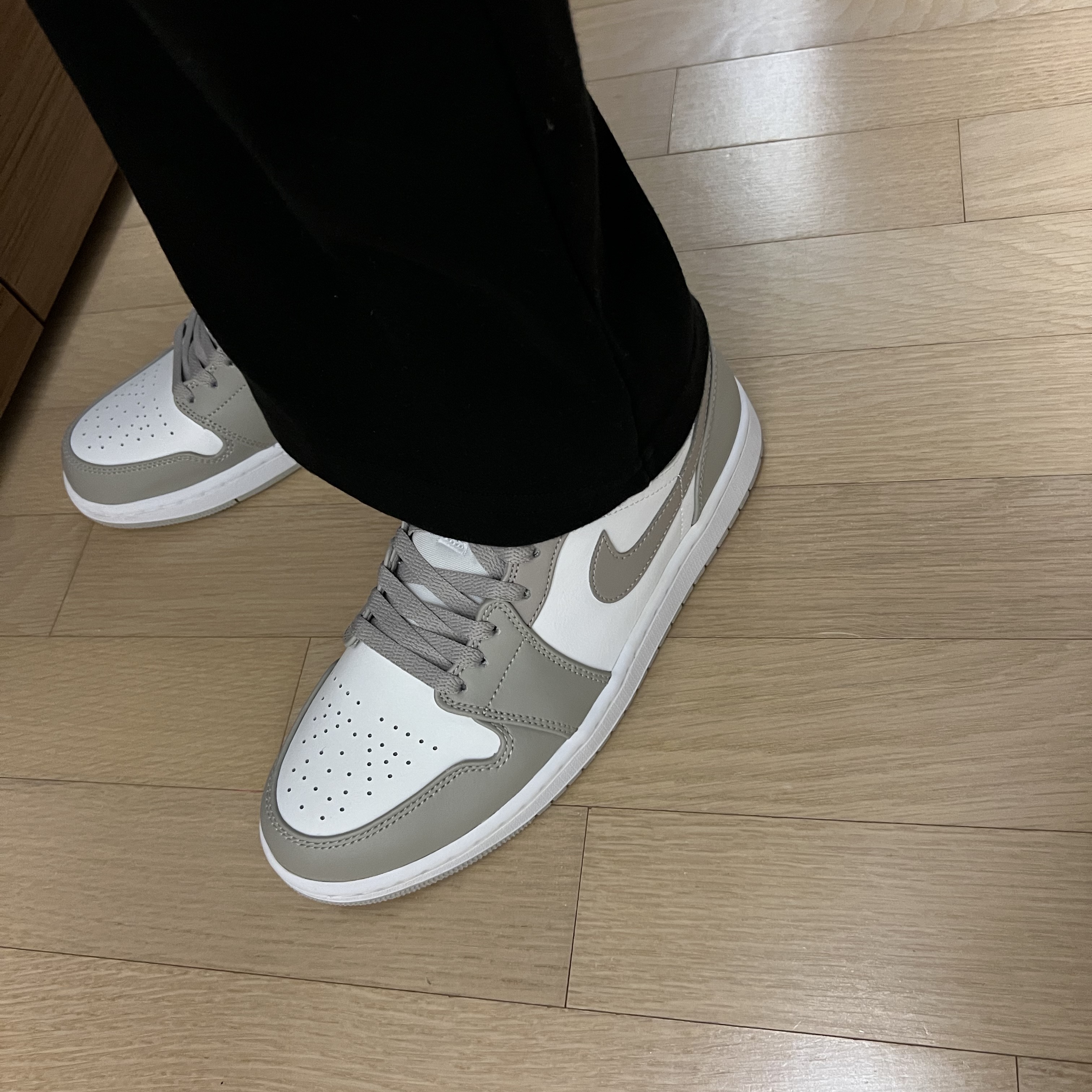 Jordan 1 Mid College Grey 착용 스타일 - 2