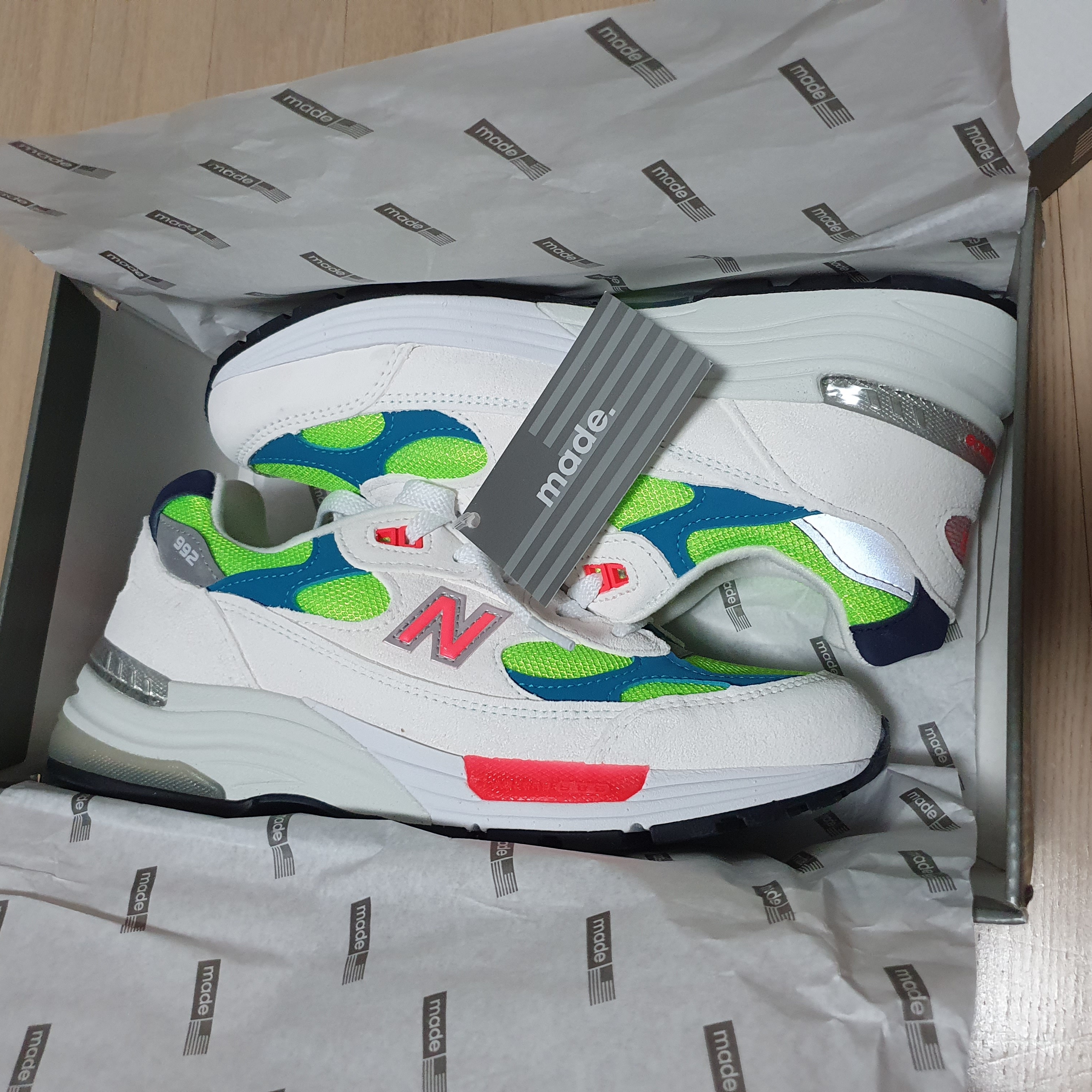 New Balance 992 Made in USA White Neon 착용 스타일 - 1