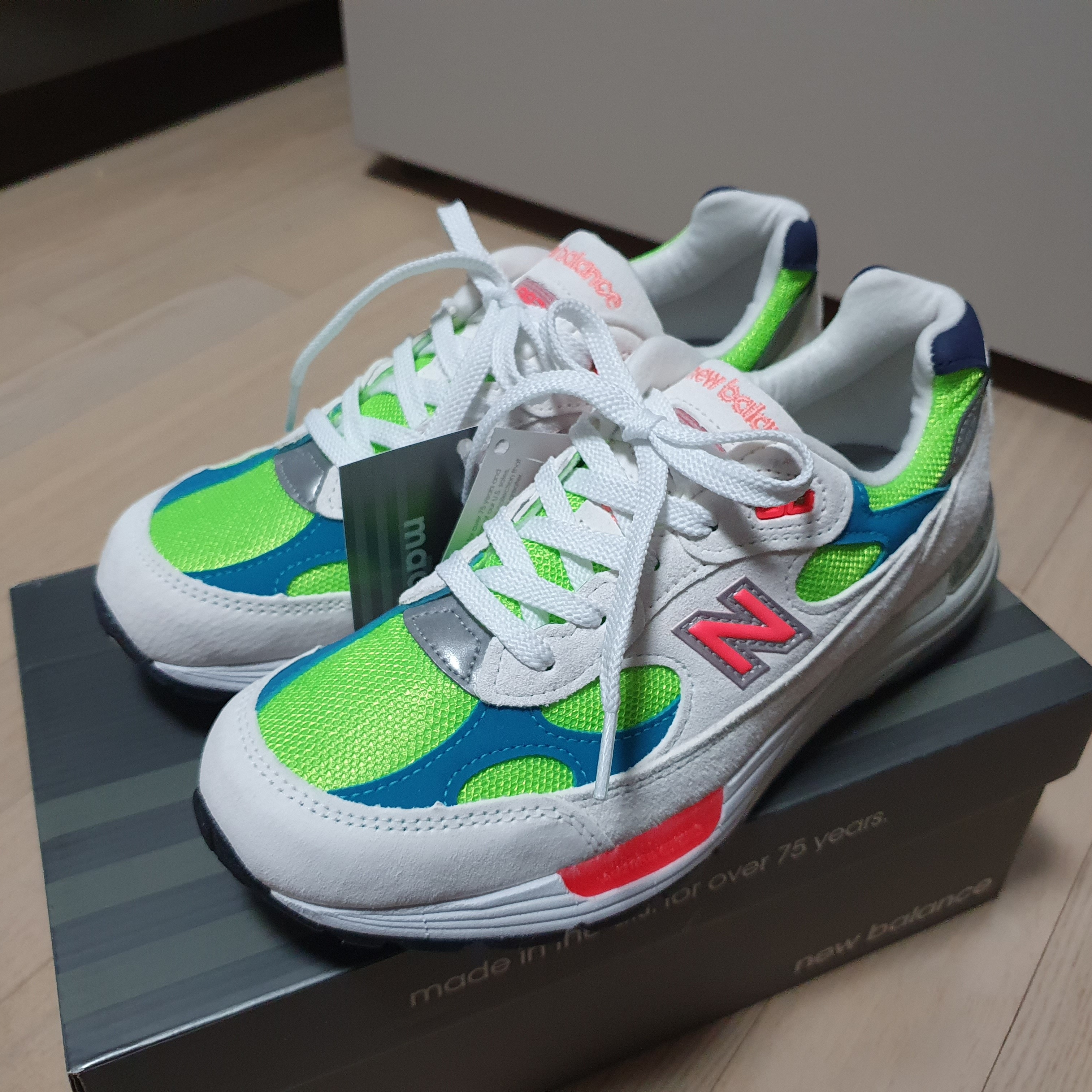 New Balance 992 Made in USA White Neon 착용 스타일 - 2
