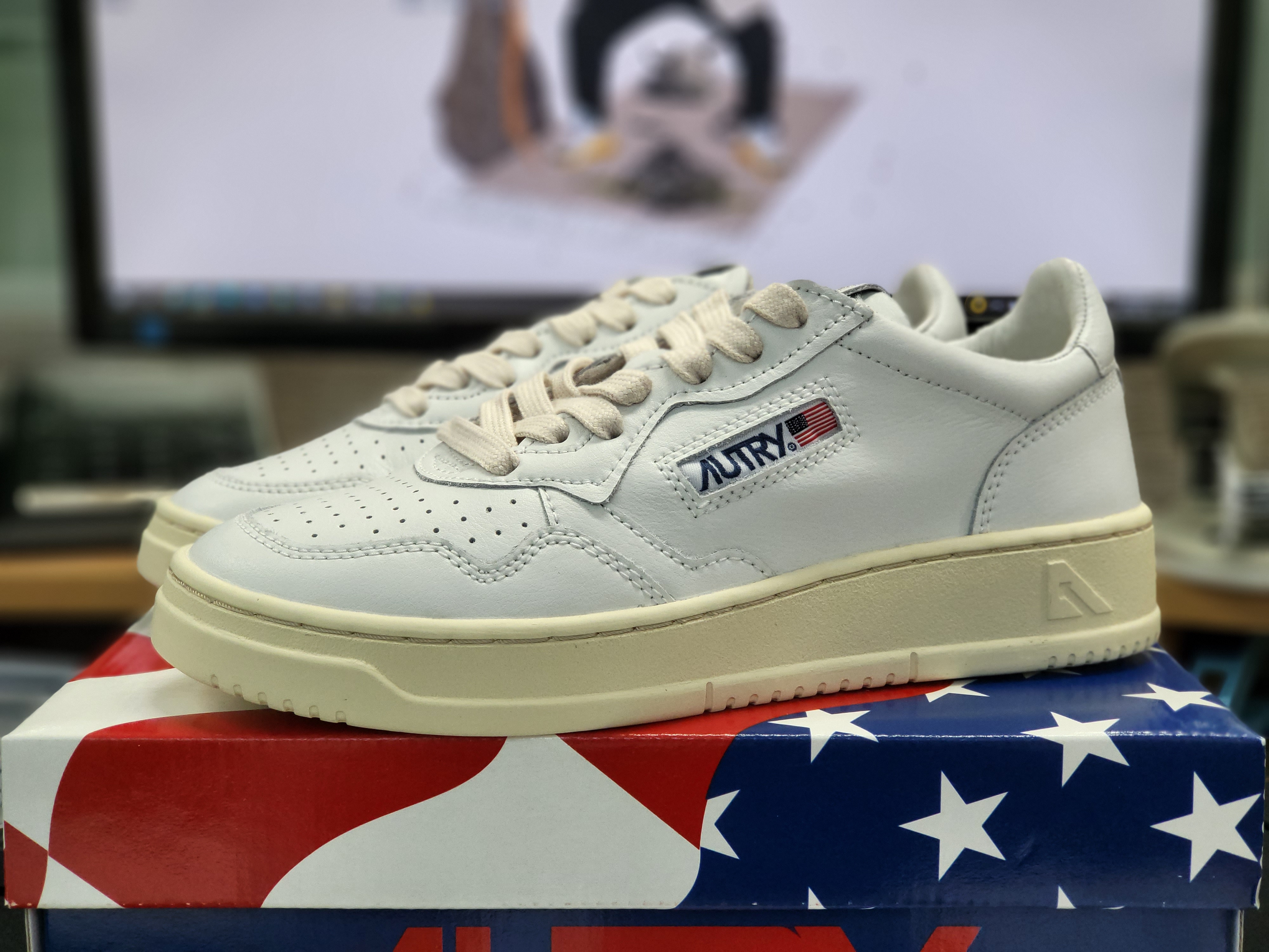 (W) Autry Medalist Low Leather Sneakers White 착용 스타일