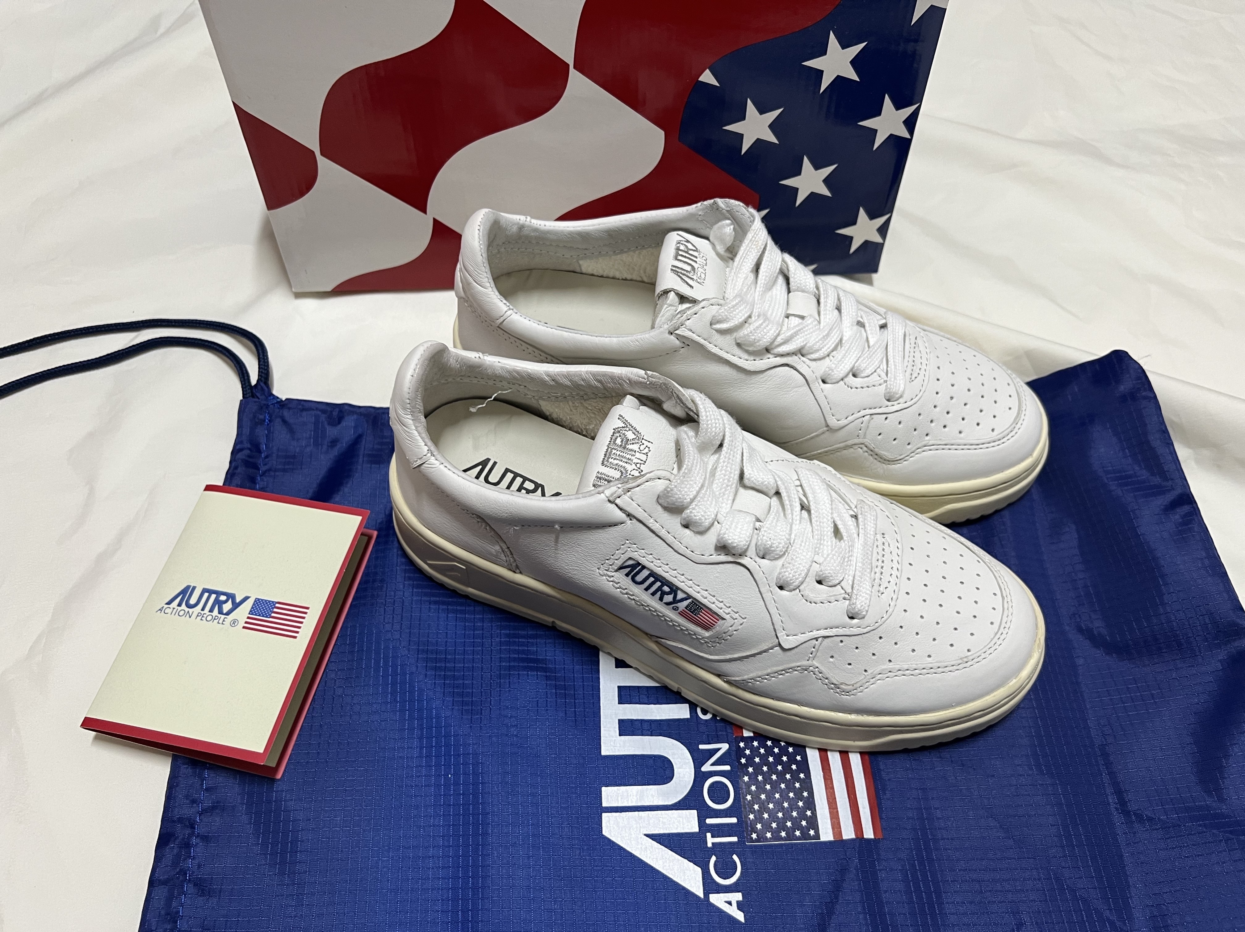 (W) Autry Medalist Low Goatskin Sneakers White, Autry Medalist Low Goatskin Sneakers White 착용 스타일 - 3