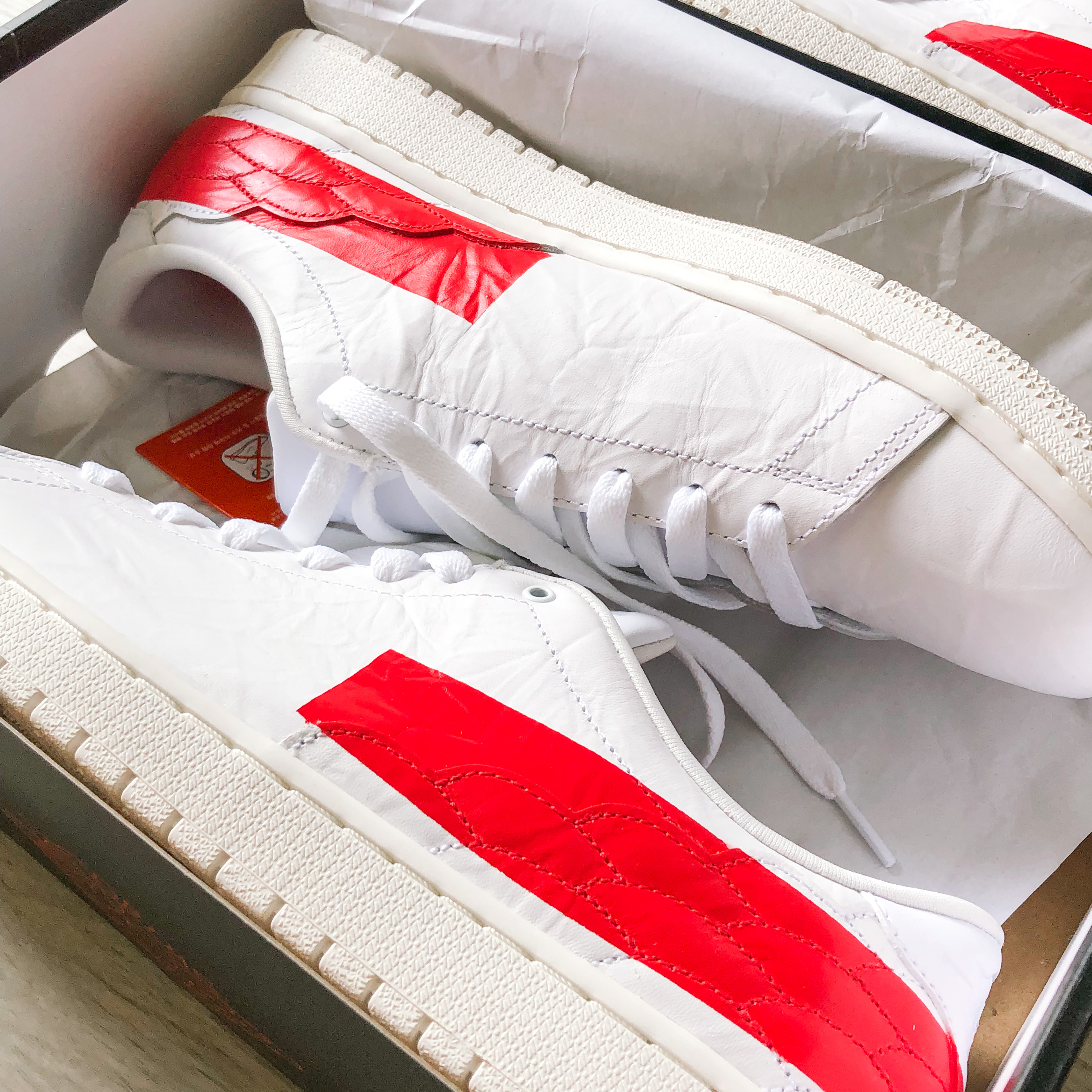 Jordan 1 Centre Court White University Red 착용 스타일 - 3