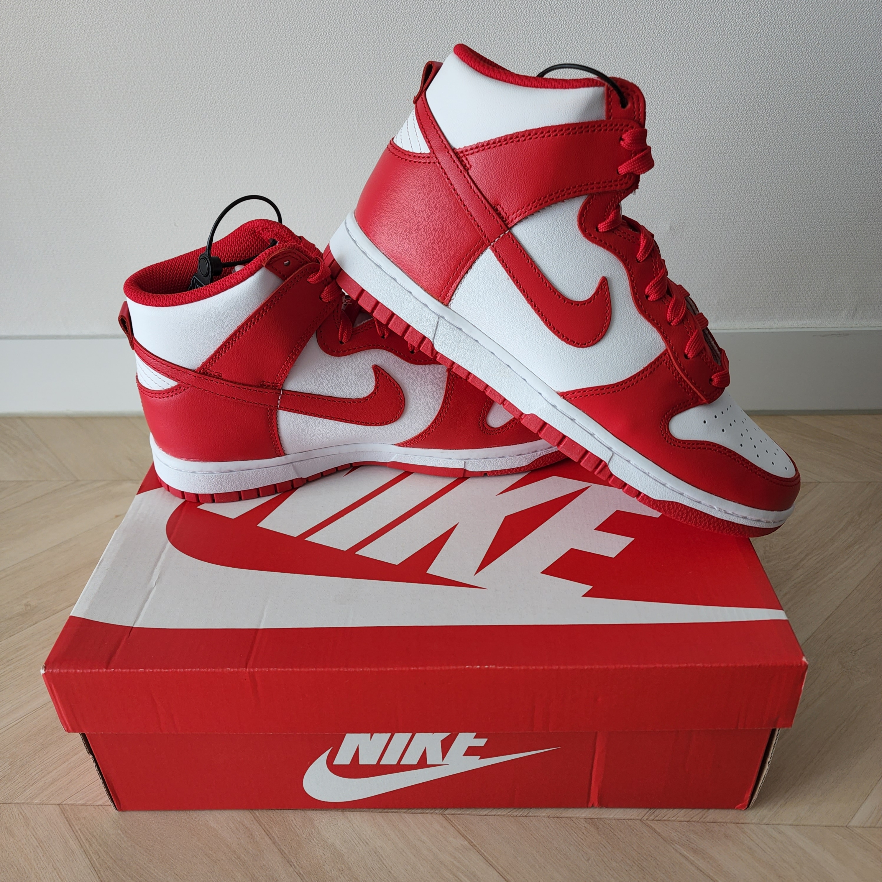 Nike Dunk High Retro Championship White and Red 착용 스타일