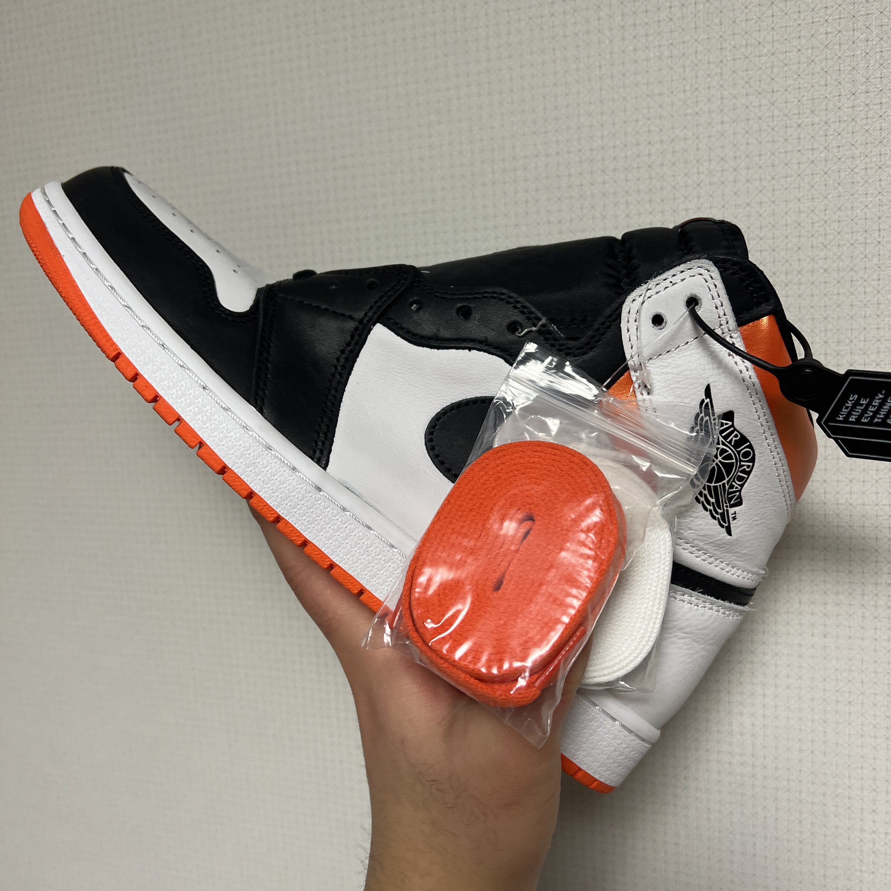 Jordan 1 Retro High OG Electro Orange 착용 스타일