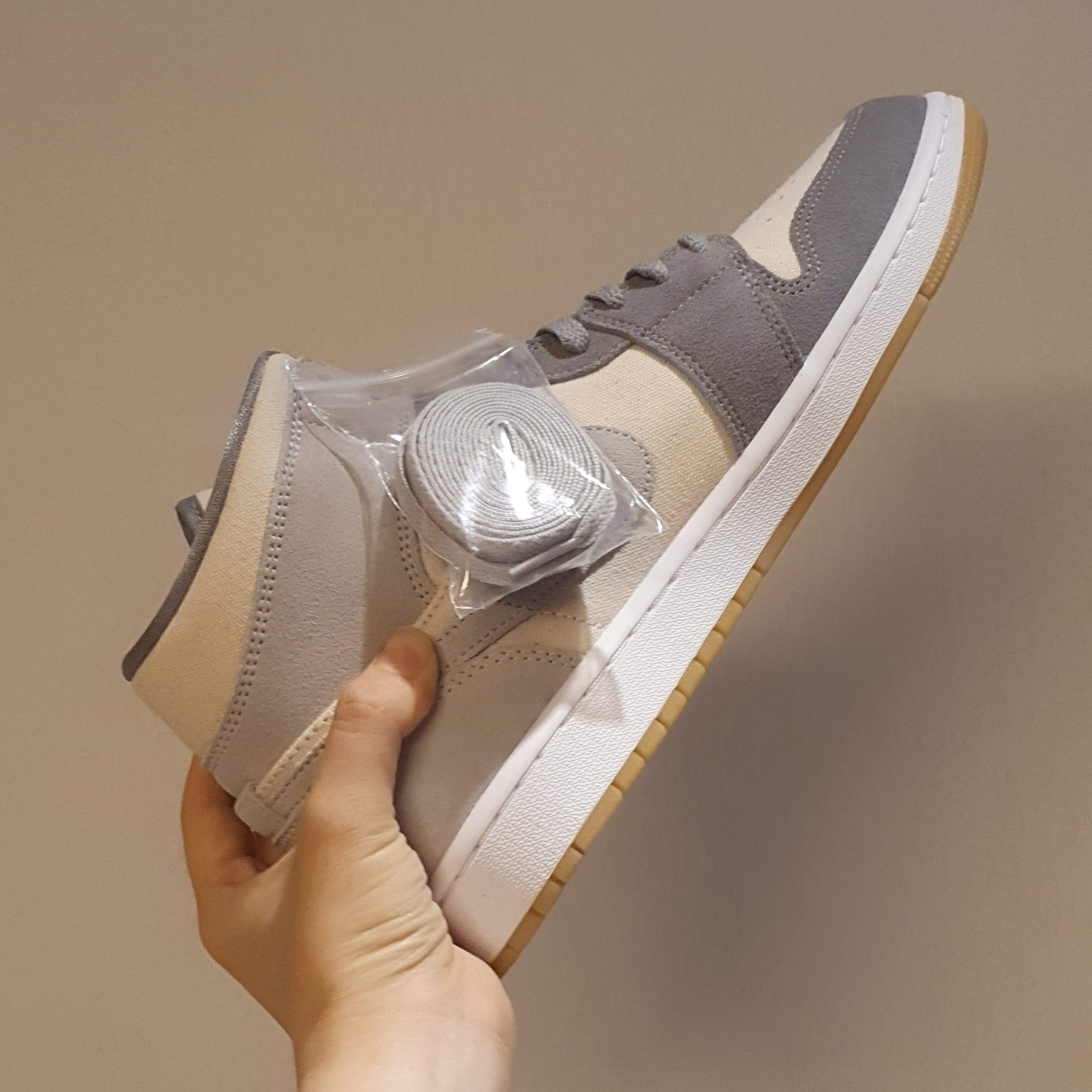Jordan 1 Mid SE Coconut Milk Particle Grey 착용 스타일 - 3