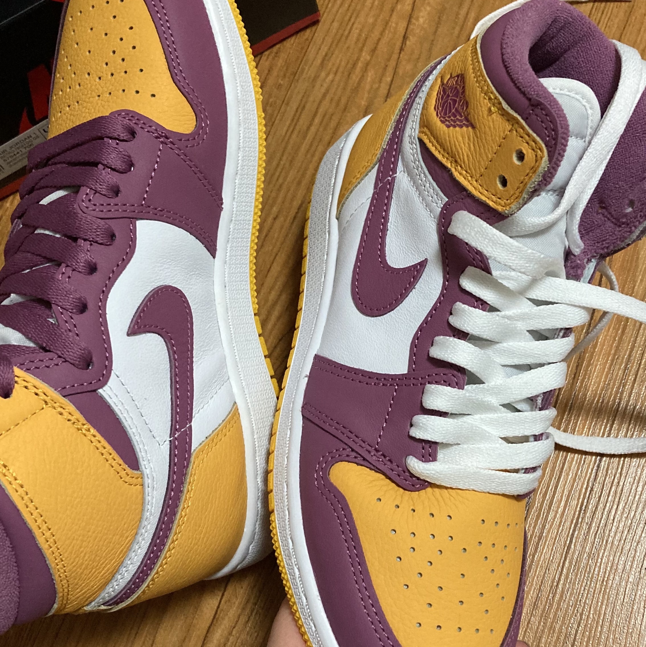 (GS) Jordan 1 Retro High OG University Gold Light Bordeaux 착용 스타일 - 3
