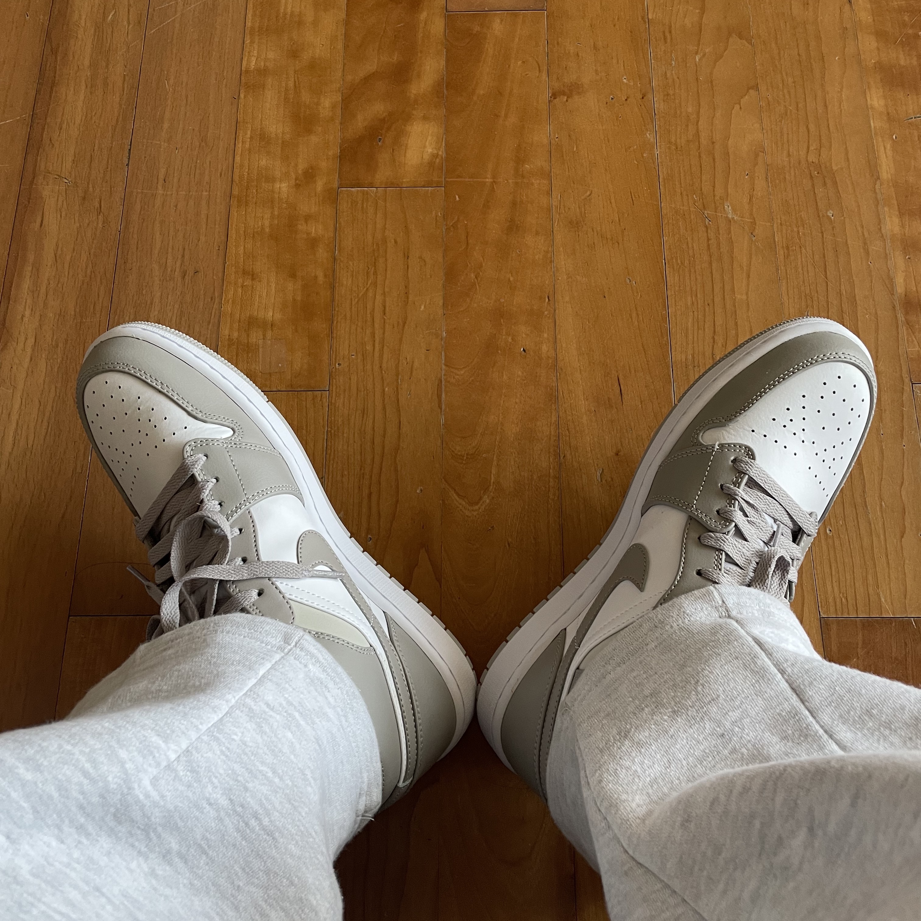 Jordan 1 Mid College Grey 착용 스타일 - 3