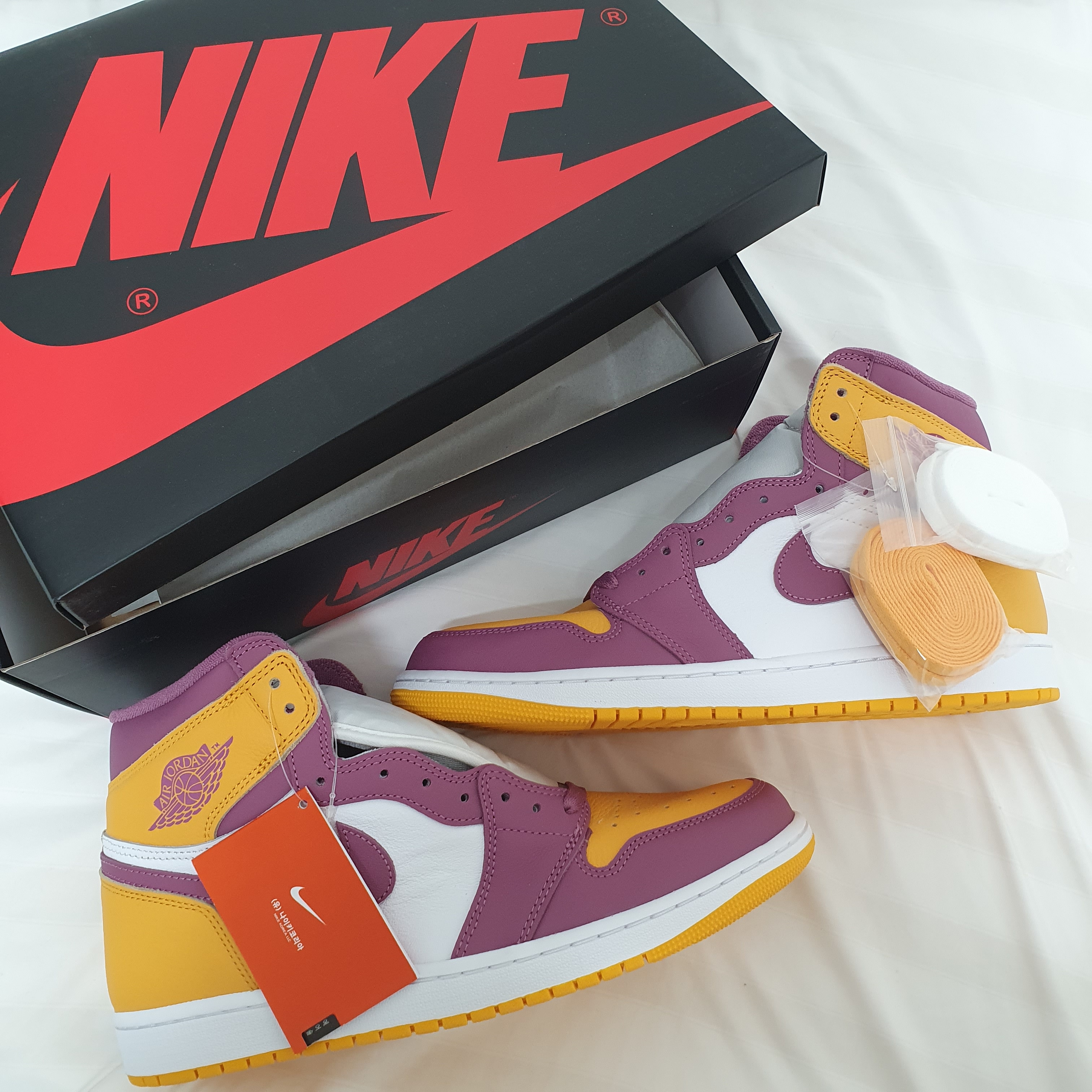 Jordan 1 Retro High OG University Gold Light Bordeaux 착용 스타일