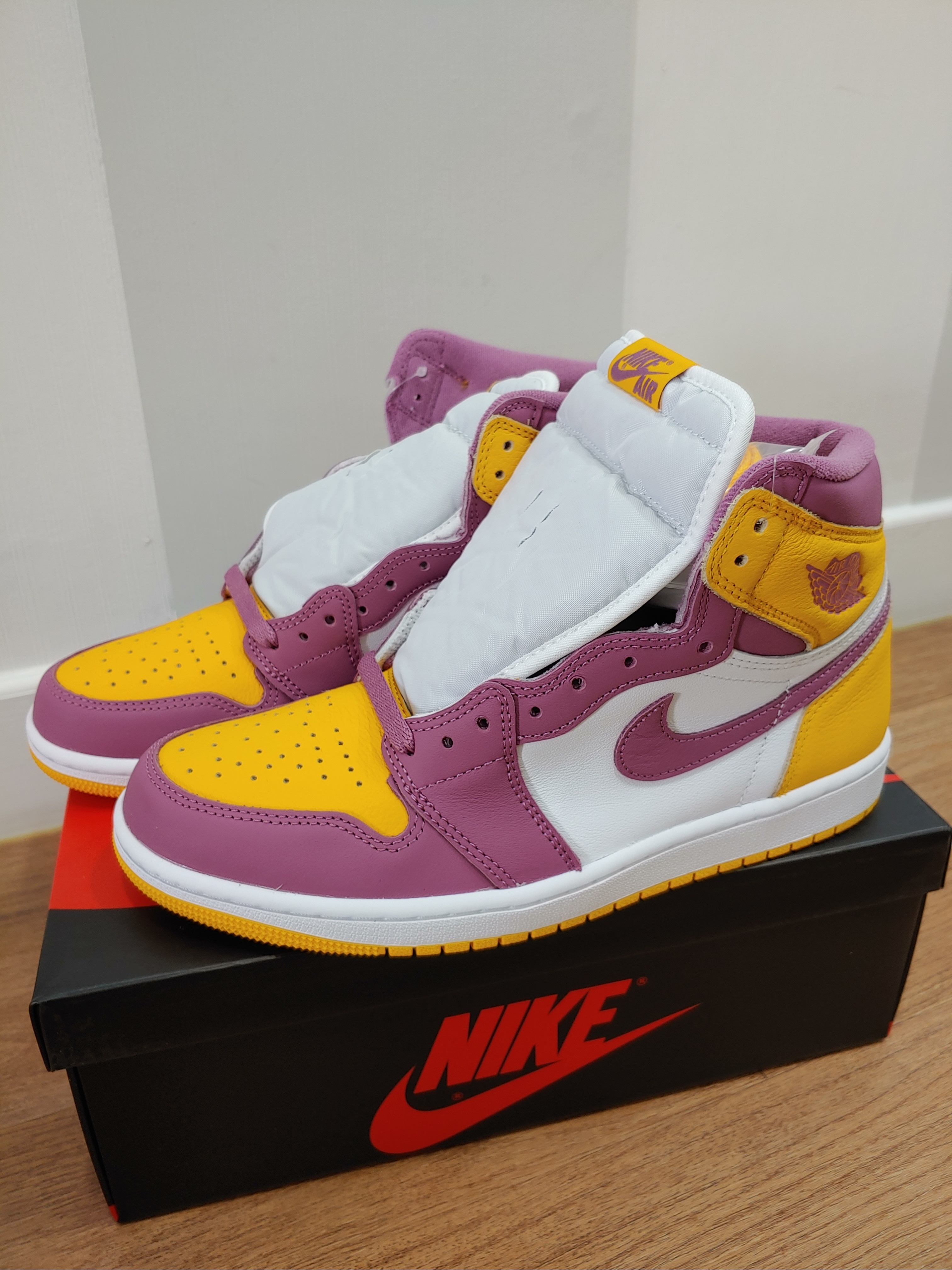 Jordan 1 Retro High OG University Gold Light Bordeaux, (GS) Jordan 1 Retro High OG University Gold Light Bordeaux 착용 스타일 - 1