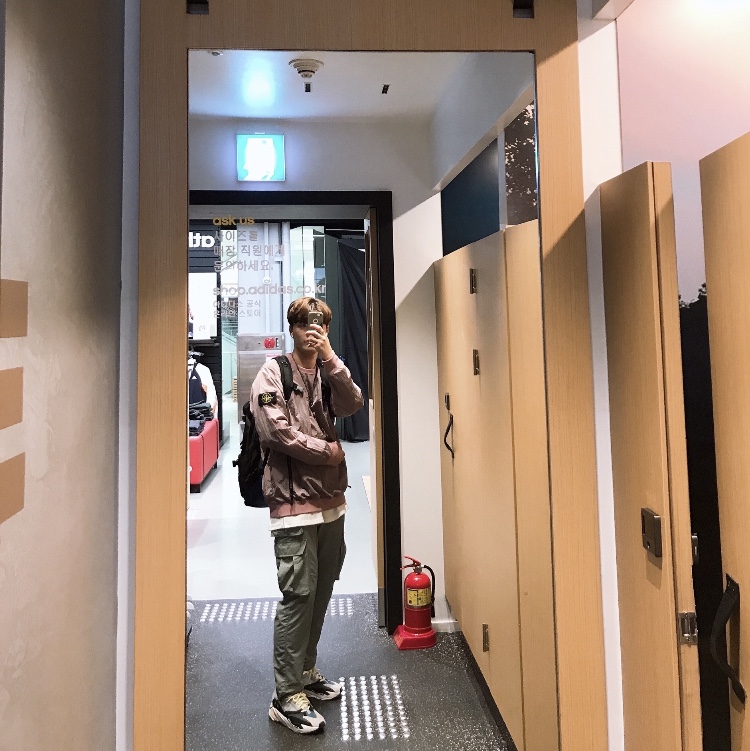 Adidas Yeezy Boost 700 Wave Runner Solid Grey 2017/2019 착용 스타일