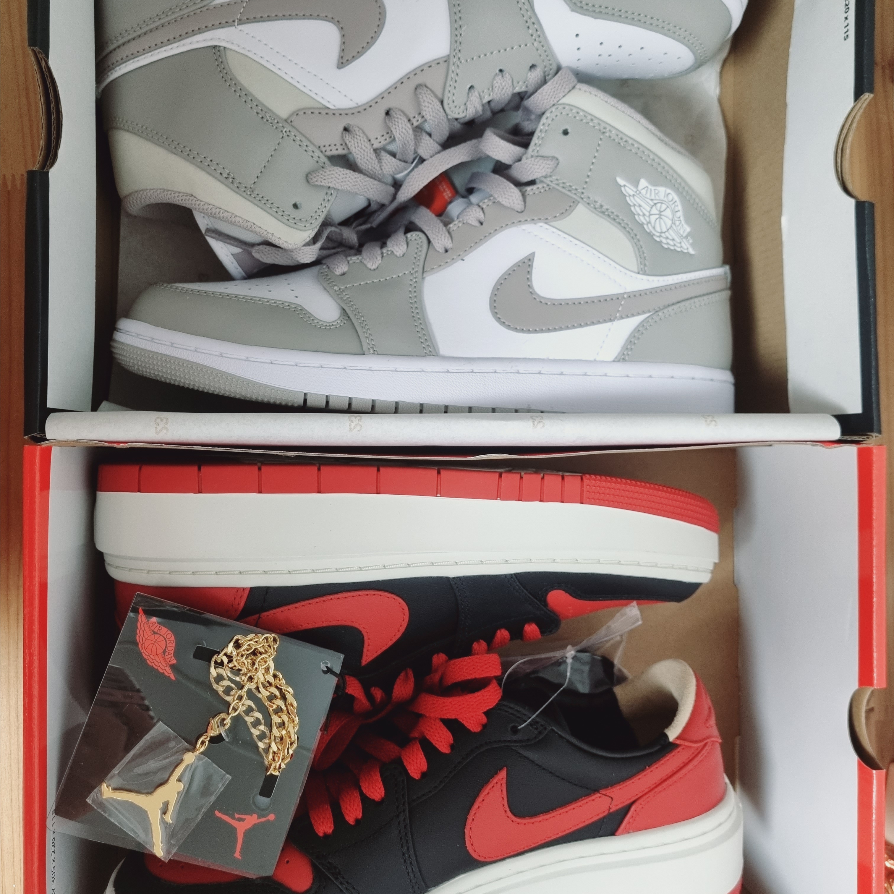 Jordan 1 Mid College Grey, (W) Jordan 1 Elevate Low SE Bred 착용 스타일 - 2
