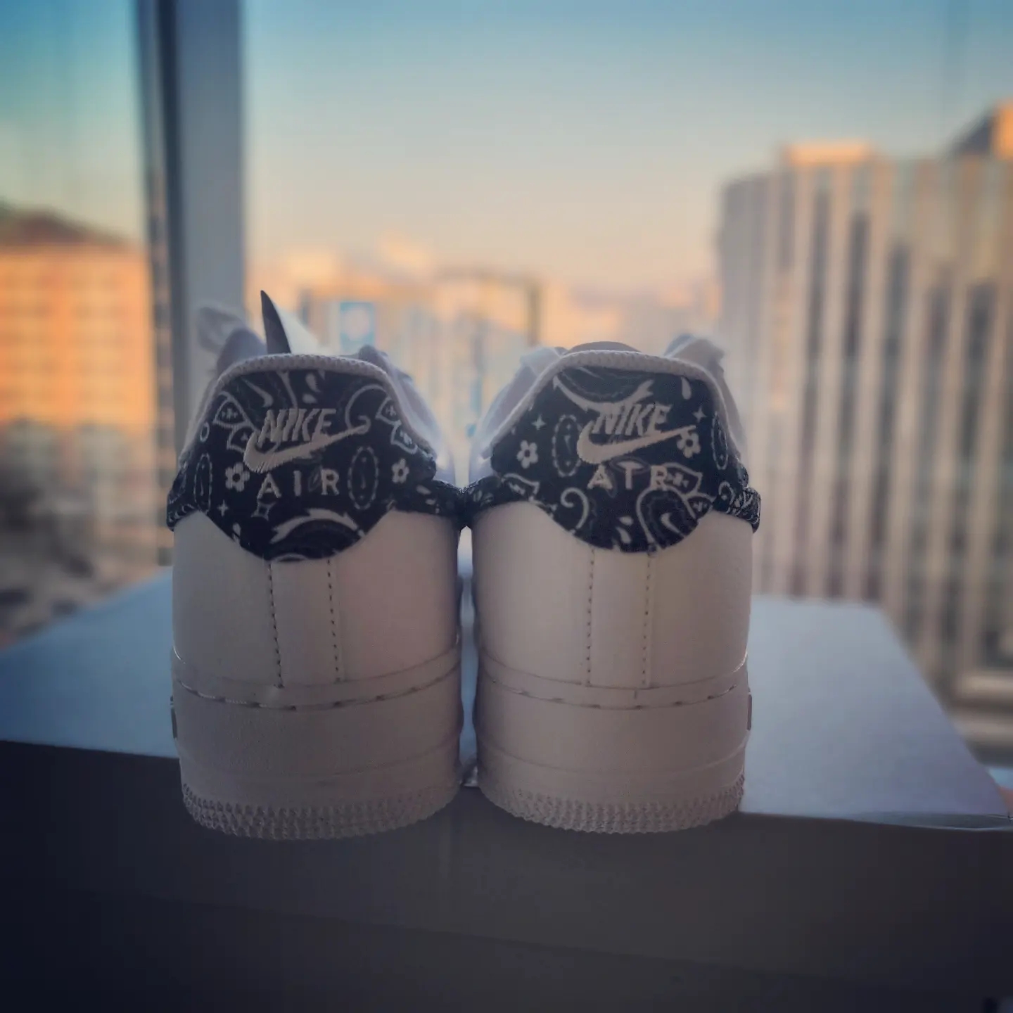 (W) Nike Air Force 1 '07 Essential Paisley Swoosh White Black 착용 스타일 - 3