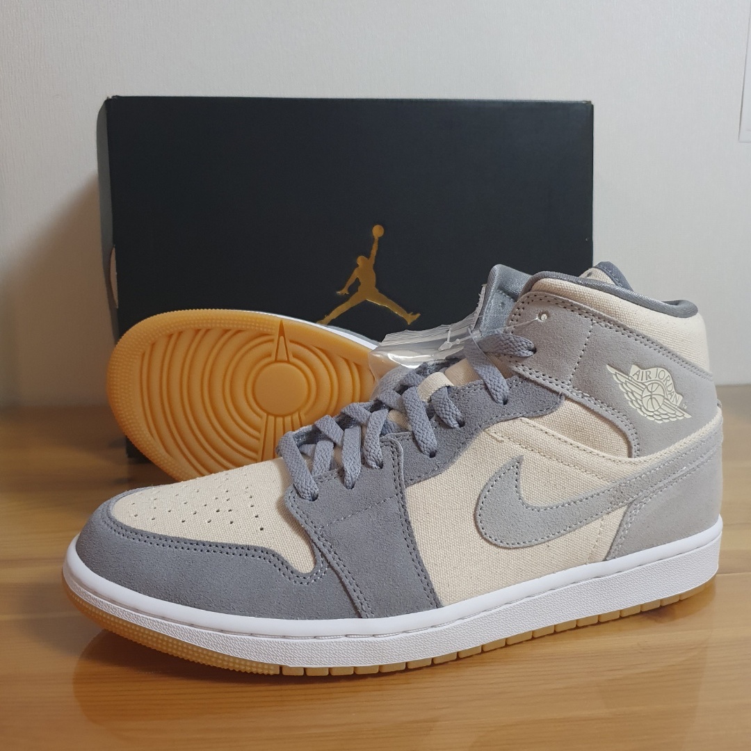 Jordan 1 Mid SE Coconut Milk Particle Grey 착용 스타일 - 2