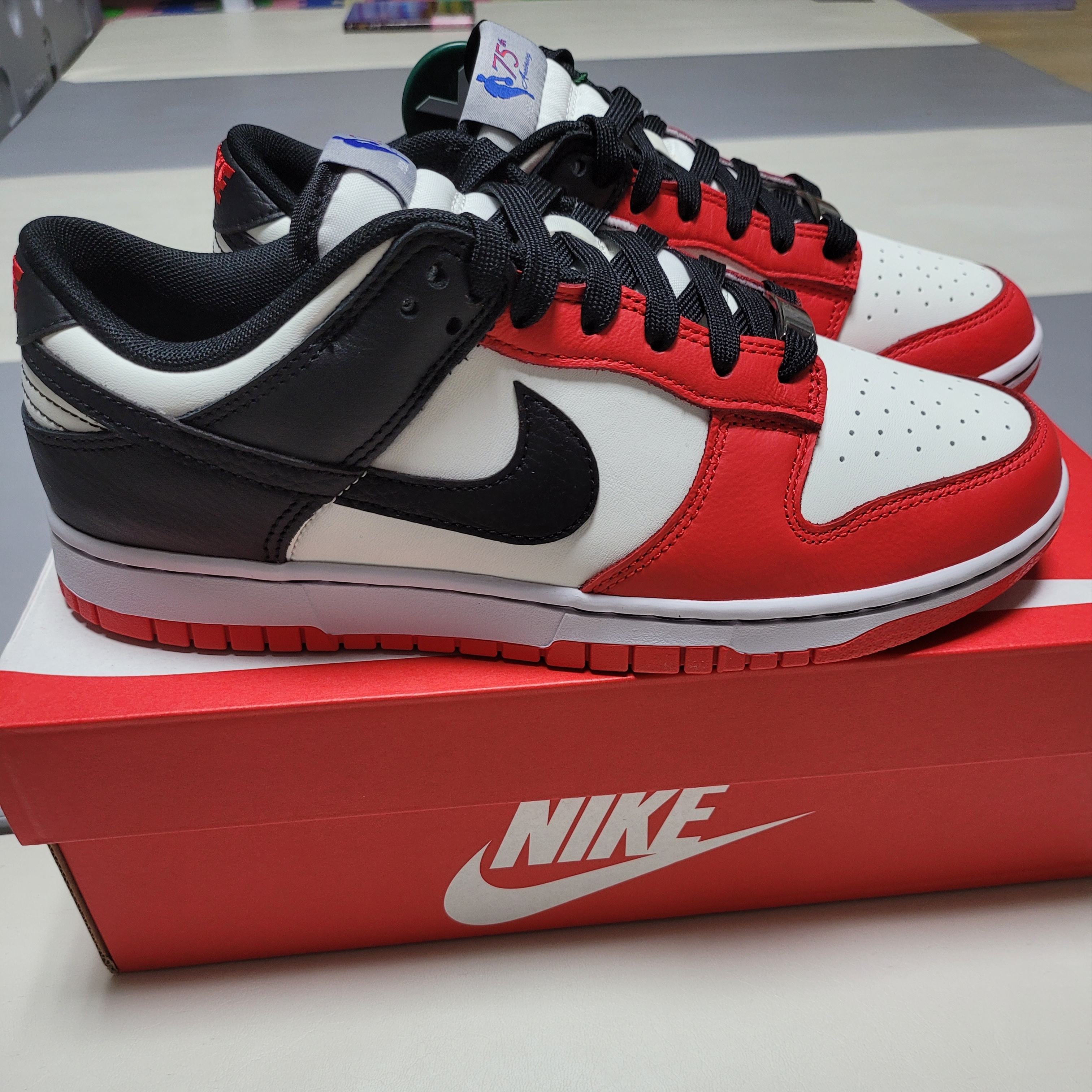 Nike x NBA Dunk Low Retro EMB Black and Chile Red 착용 스타일 - 3