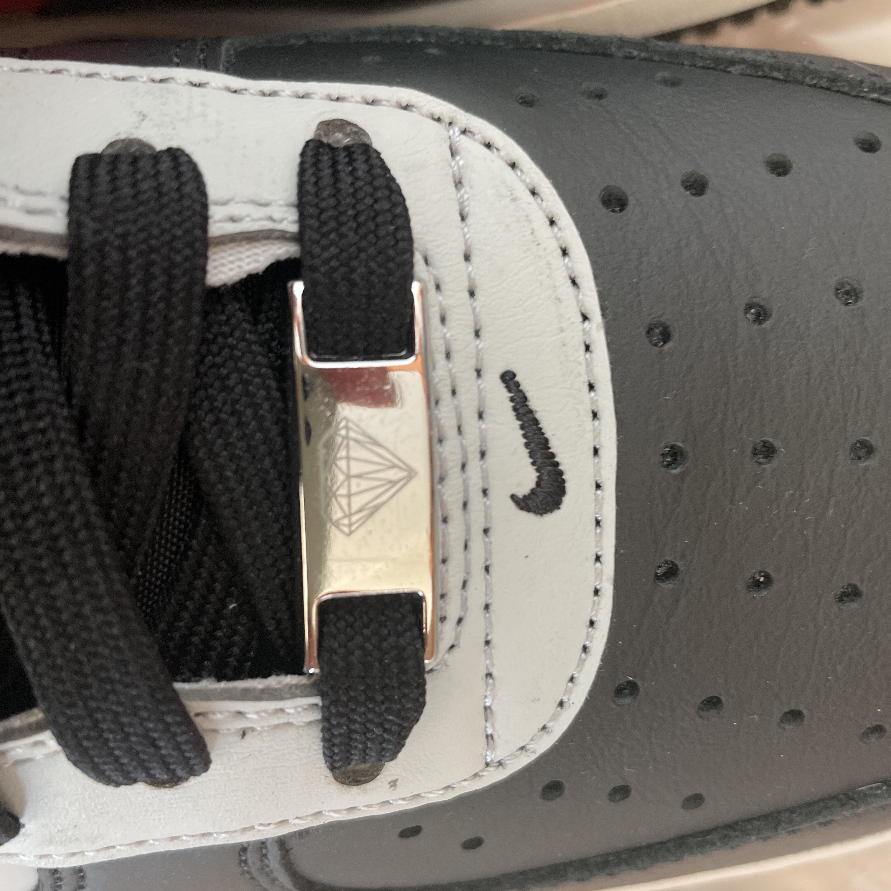 Nike x NBA Air Force 1 '07 LV8 EMB Black and Chile Red 착용 스타일 - 4