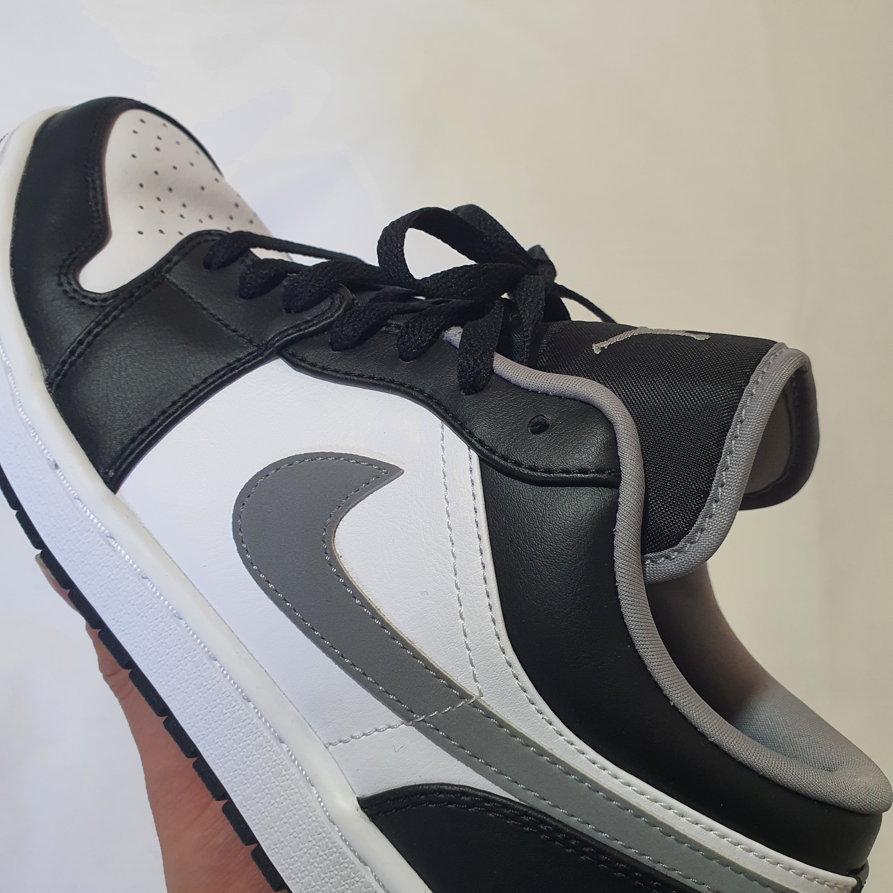 Jordan 1 Low Black Particle Grey 착용 스타일