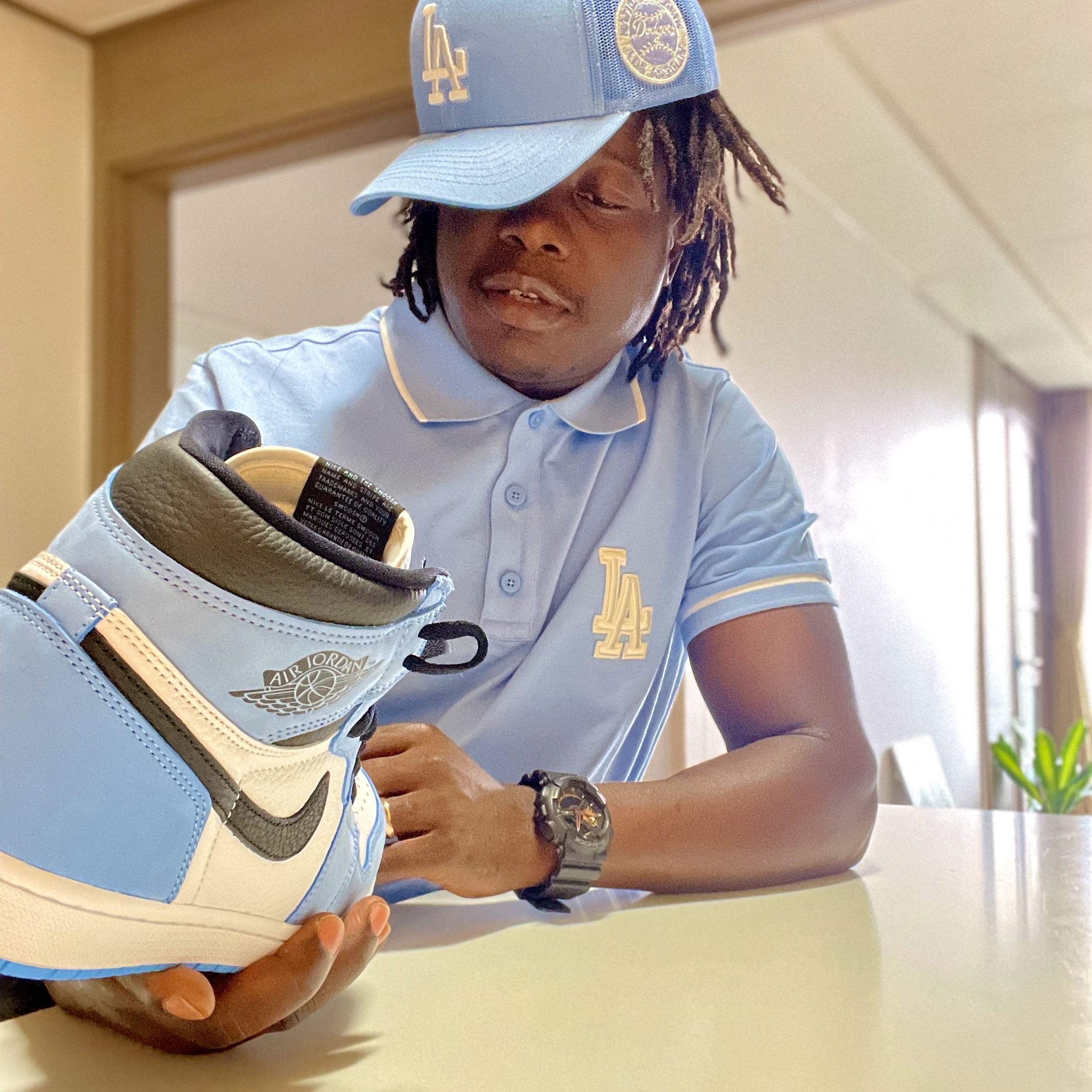 Jordan 1 Retro High OG University Blue 착용 스타일 - 3