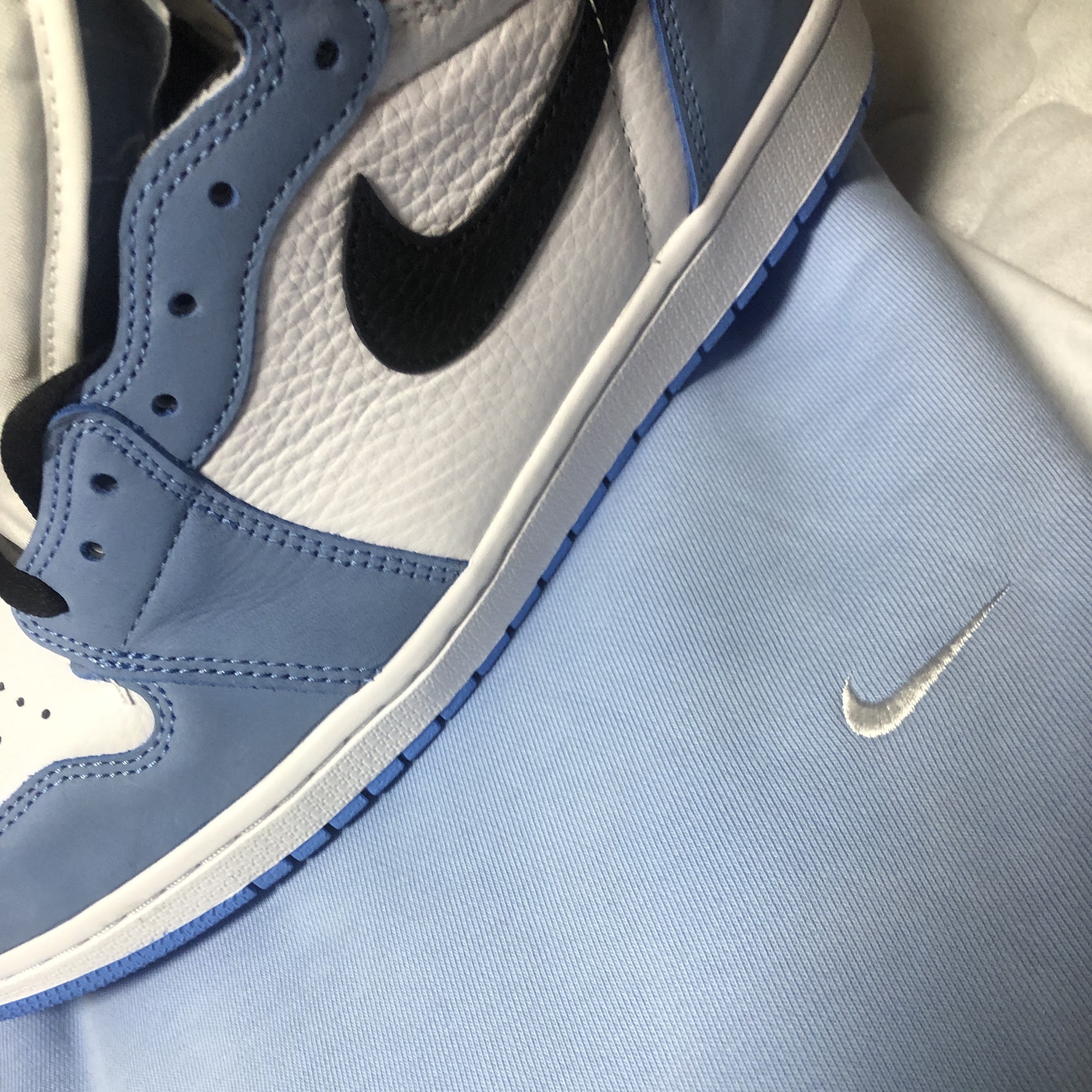 Jordan 1 Retro High OG University Blue, Nike NRG Solo Swoosh Crew Fleece Psychic Blue - US/EU 착용 스타일