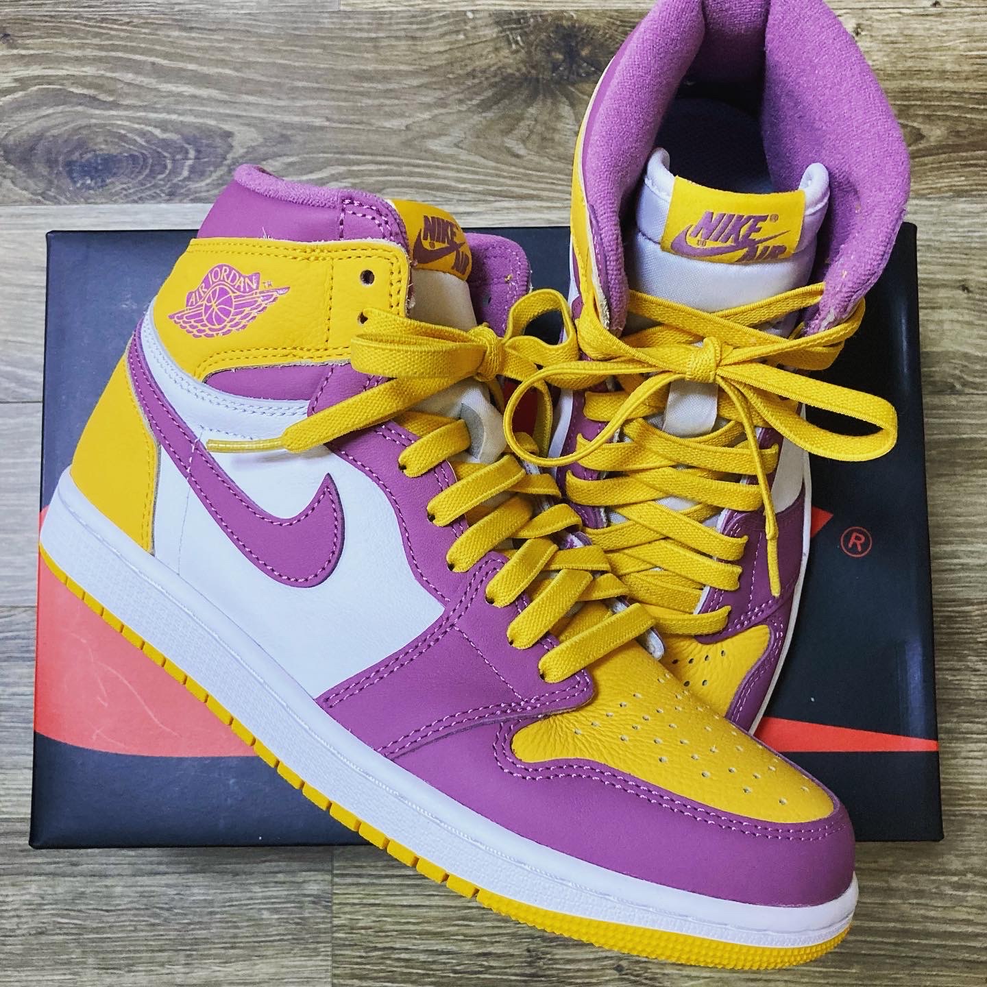 Jordan 1 Retro High OG University Gold Light Bordeaux 착용 스타일 - 1