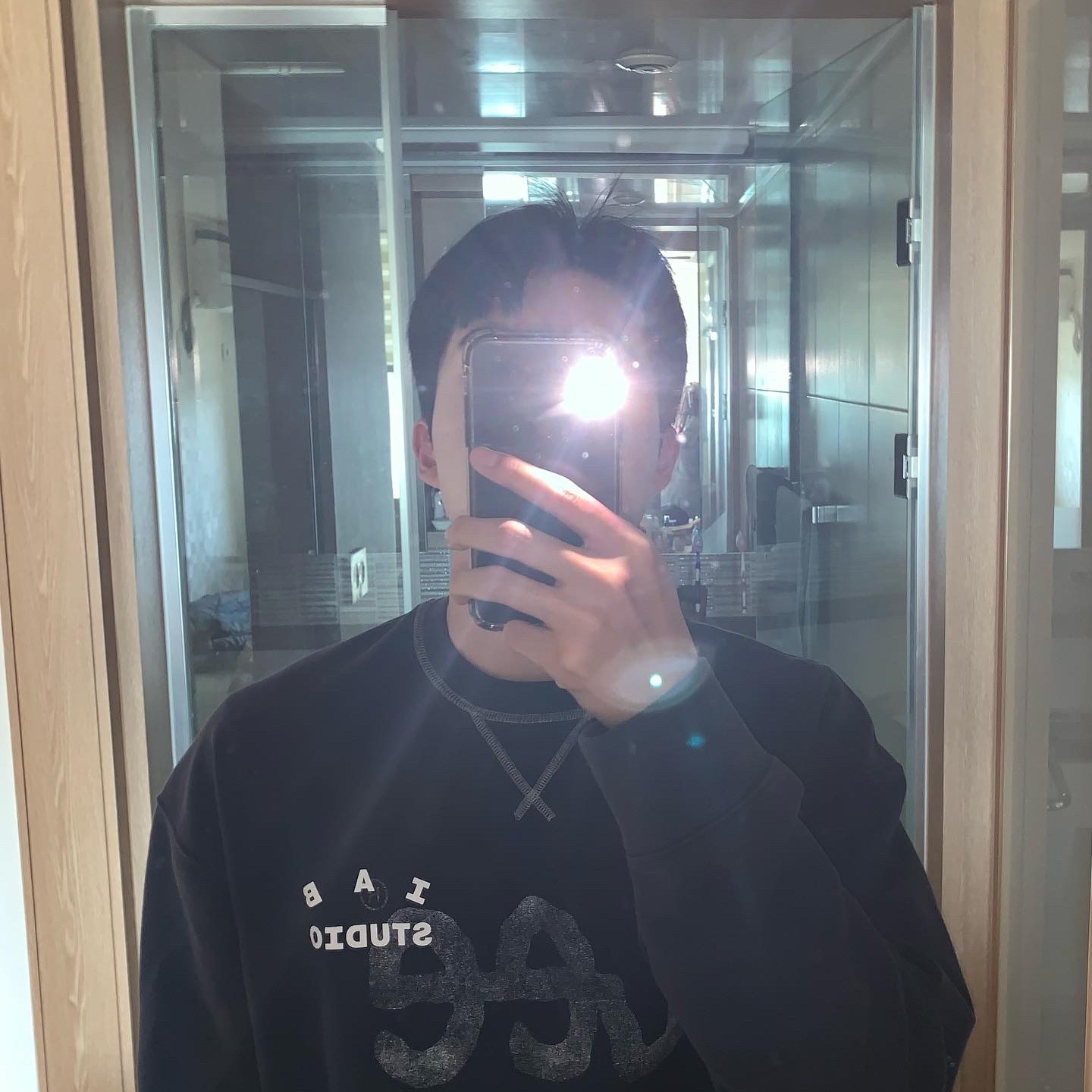 IAB Studio x Lee Pigment Sweatshirt Indigo Navy 착용 스타일 - 2