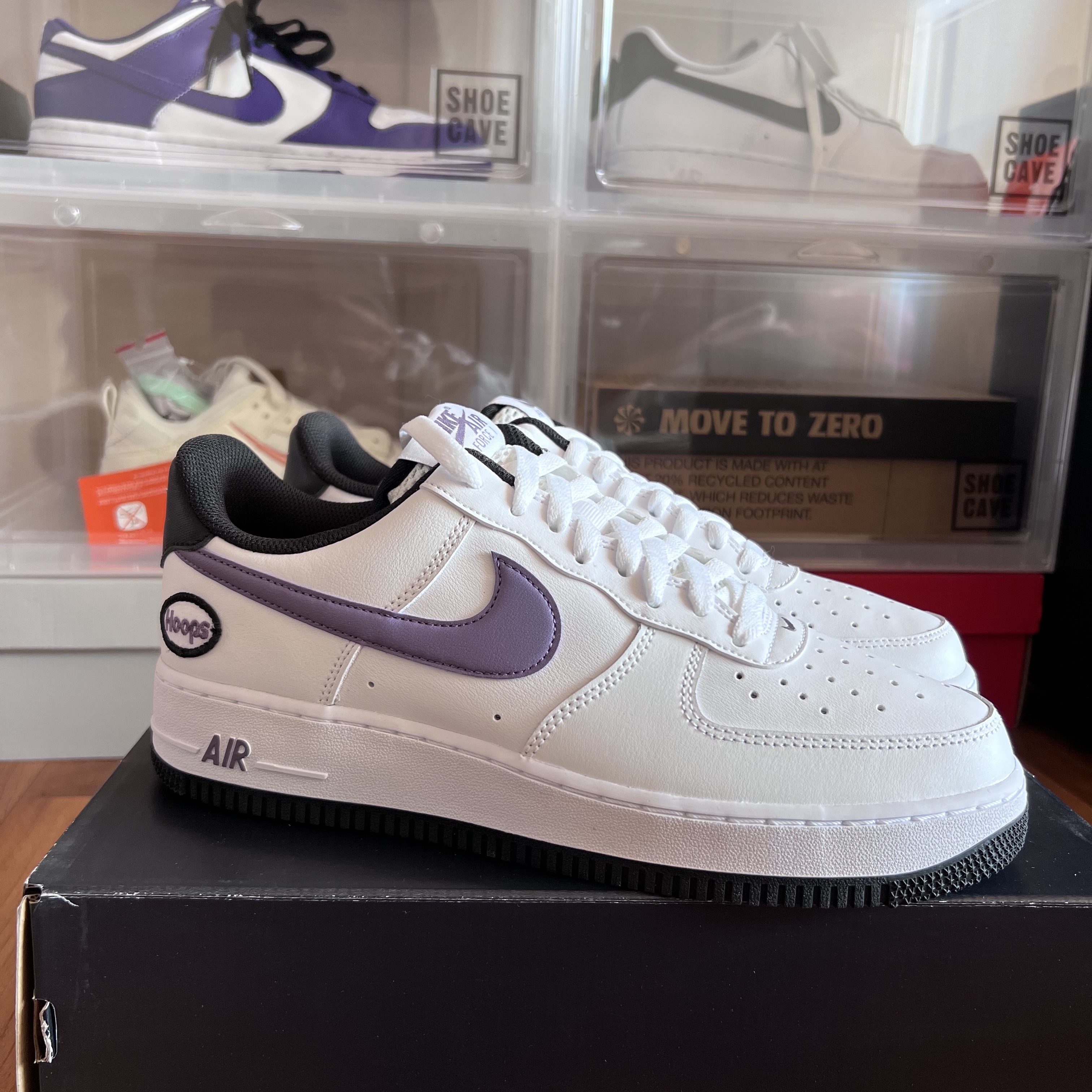 (W) Nike Air Force 1 '07 Low White Black, Nike Air Force 1 '07 LV8 Hoops White Canyon Purple 착용 스타일 - 1