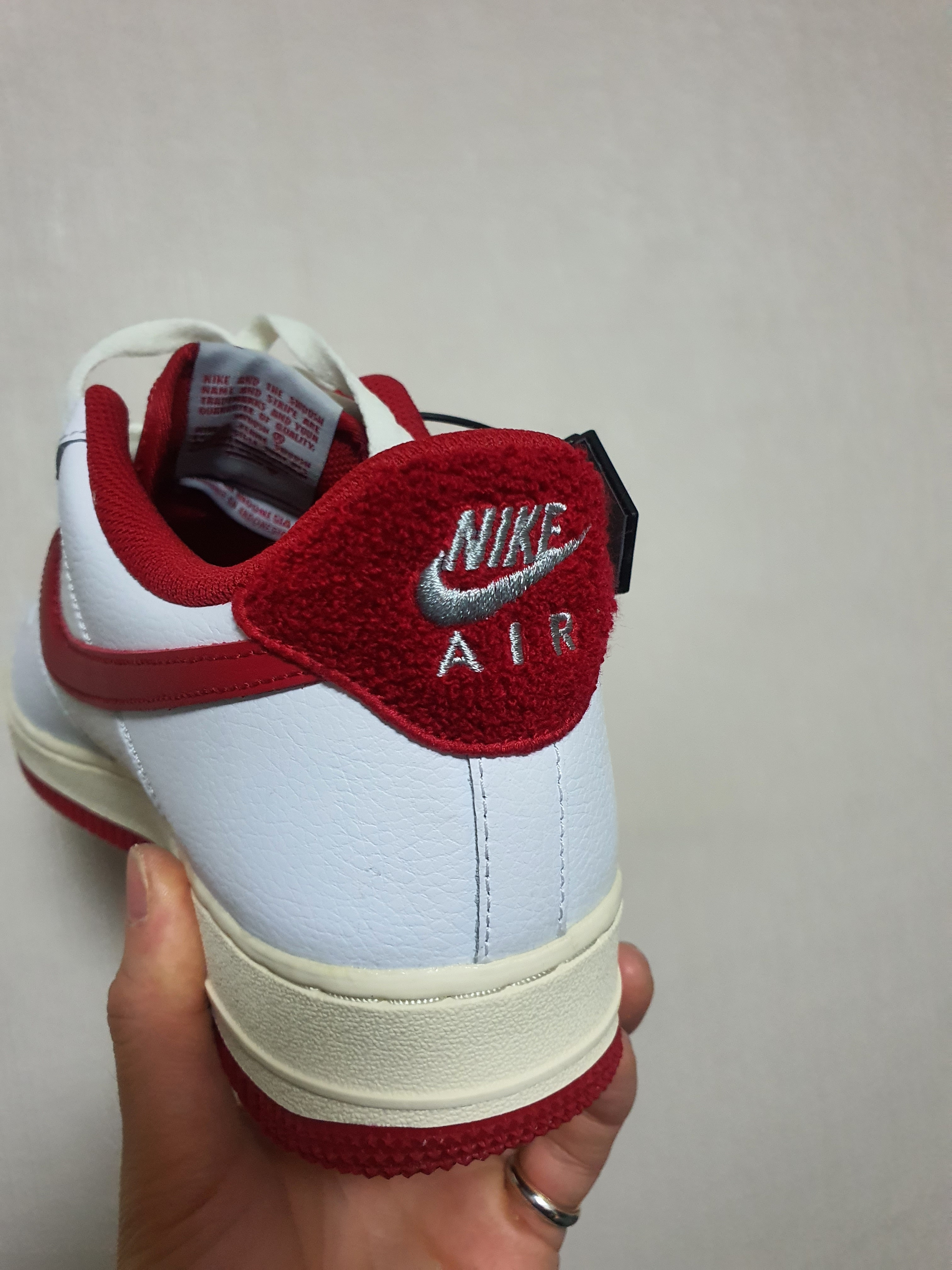 Nike Air Force 1 '07 LV8 Varsity White Gym Red 착용 스타일 - 4