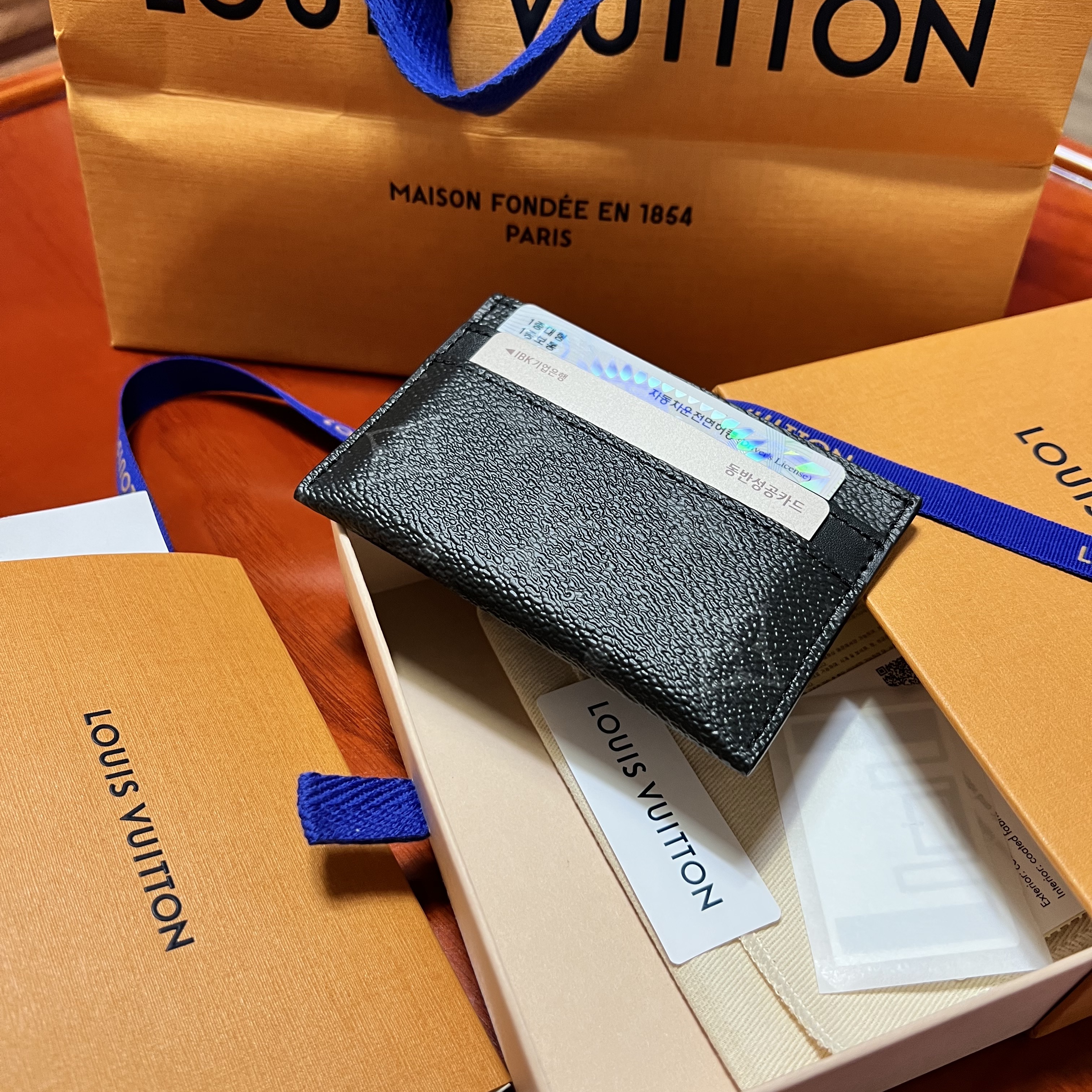 Louis Vuitton Double Card Holder Monogram Eclipse 착용 스타일 - 3