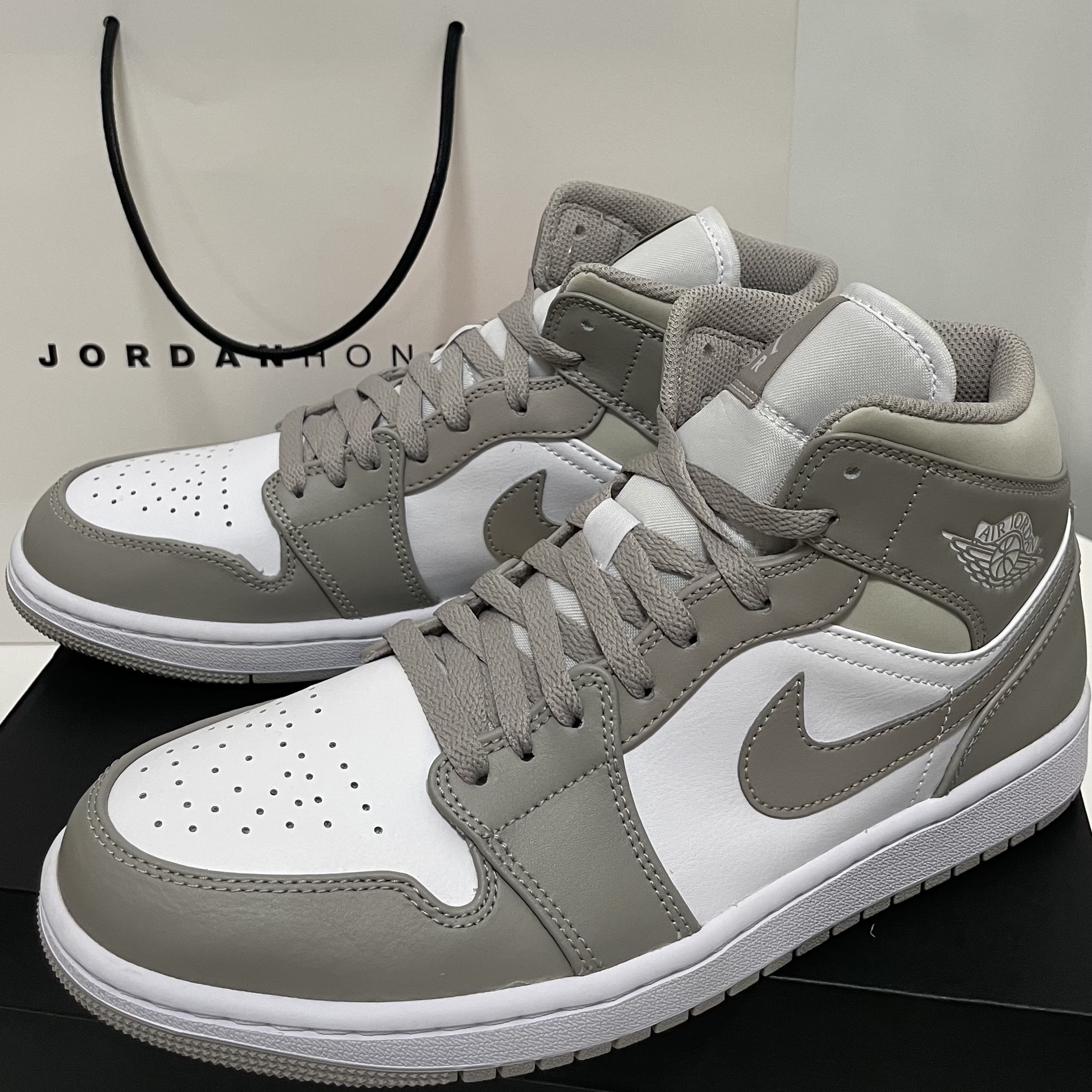 Jordan 1 Mid College Grey 착용 스타일