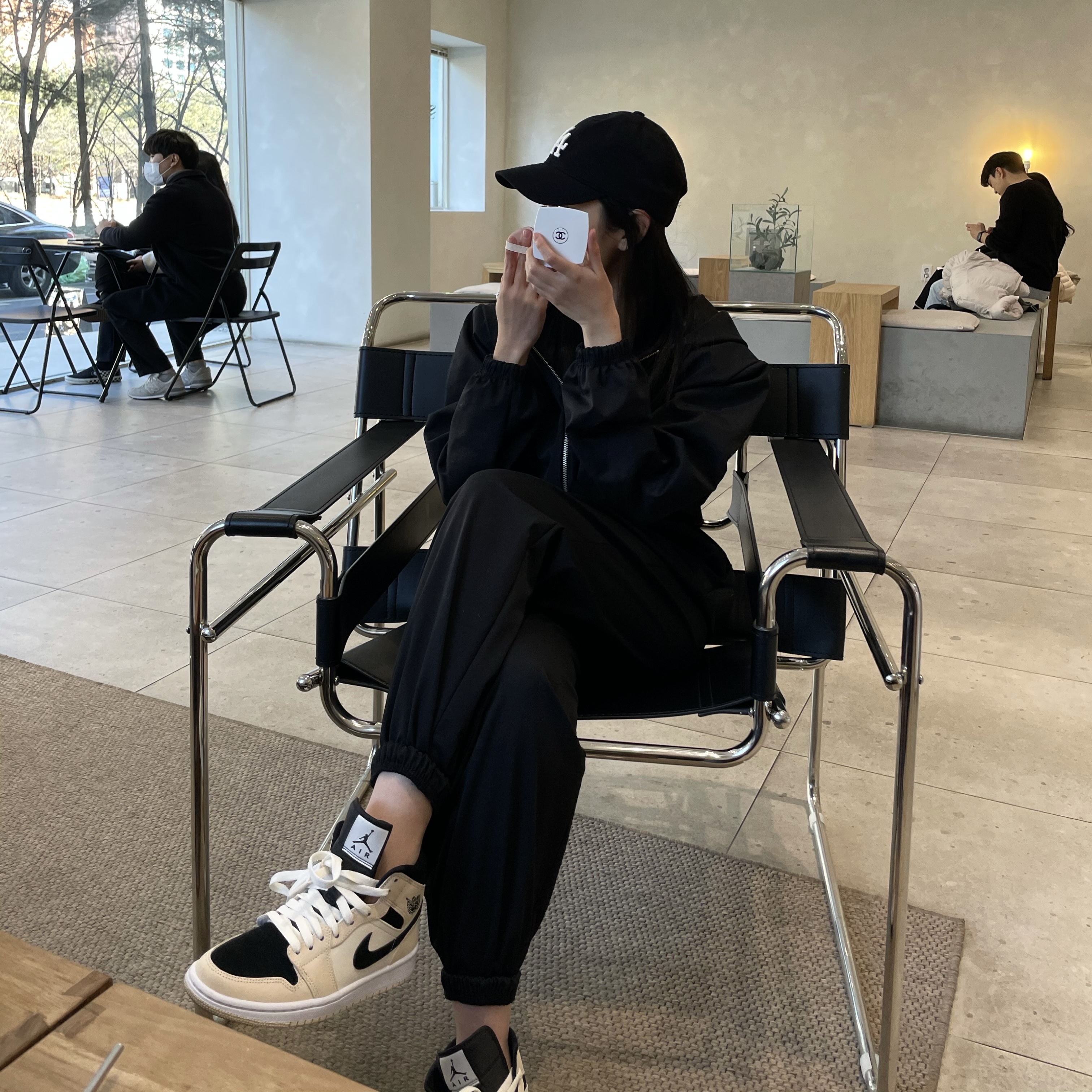 (W) Jordan 1 Mid Barely Orange 착용 스타일 - 1