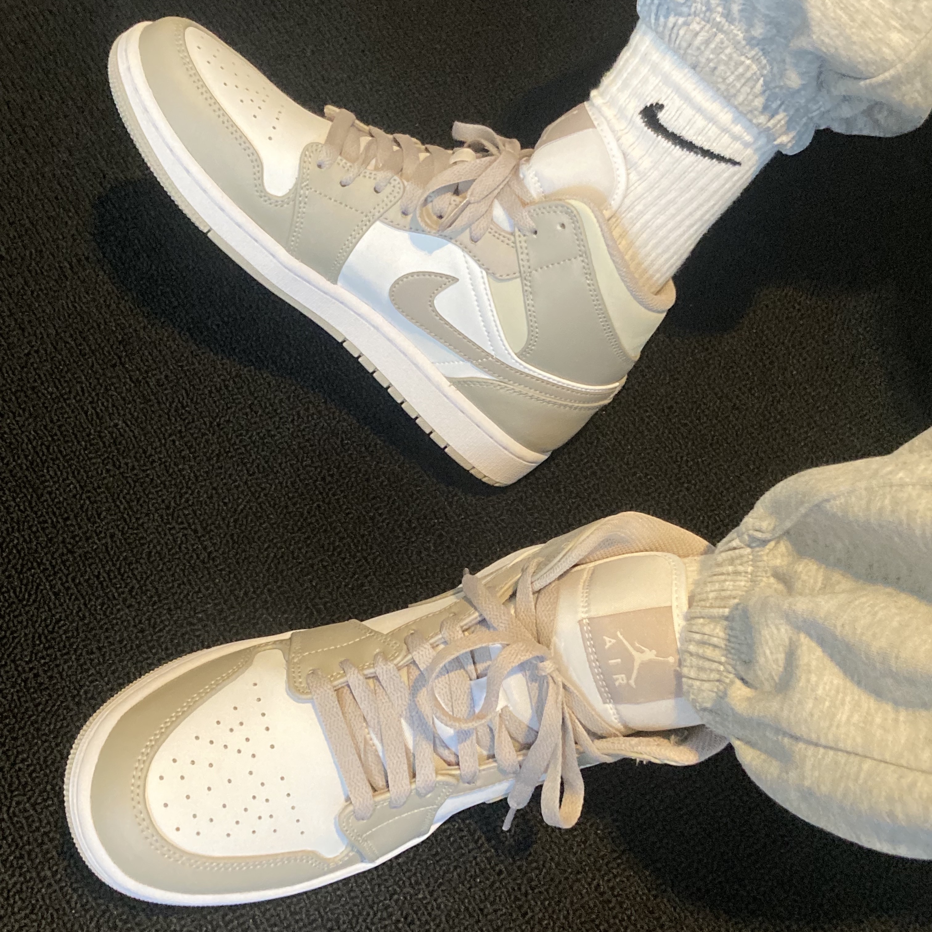 Jordan 1 Mid College Grey 착용 스타일