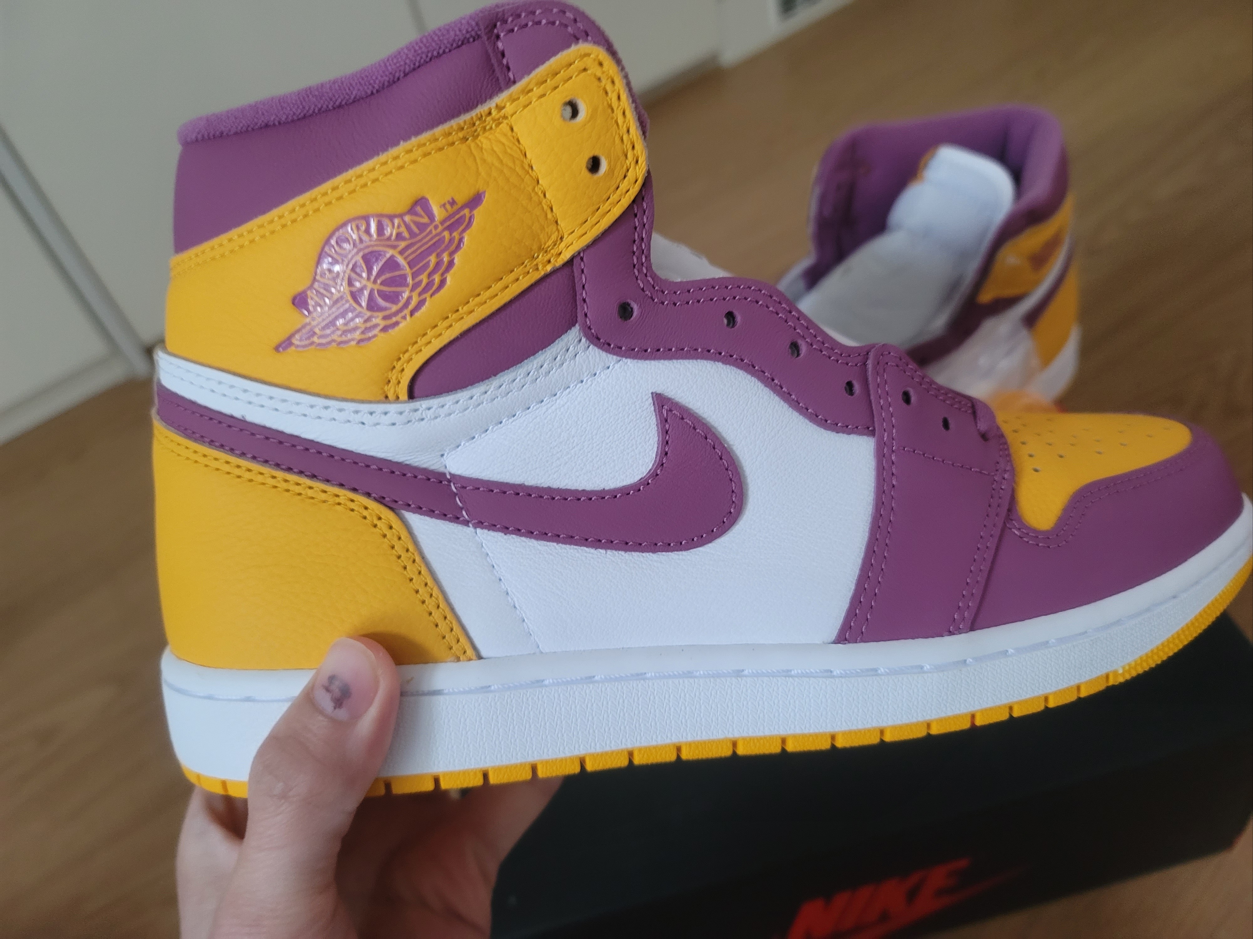 Jordan 1 Retro High OG University Gold Light Bordeaux 착용 스타일 - 2