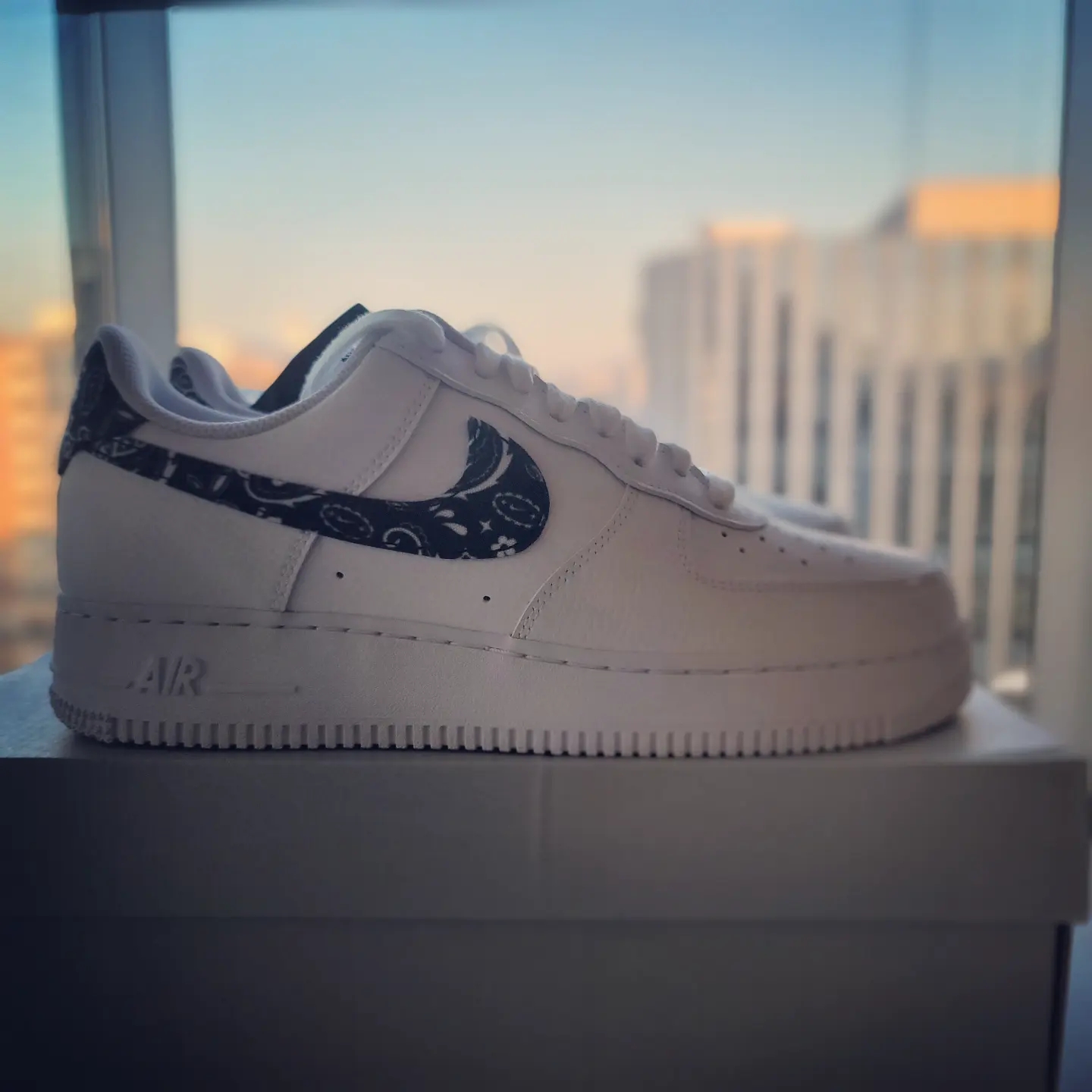 (W) Nike Air Force 1 '07 Essential Paisley Swoosh White Black 착용 스타일 - 1