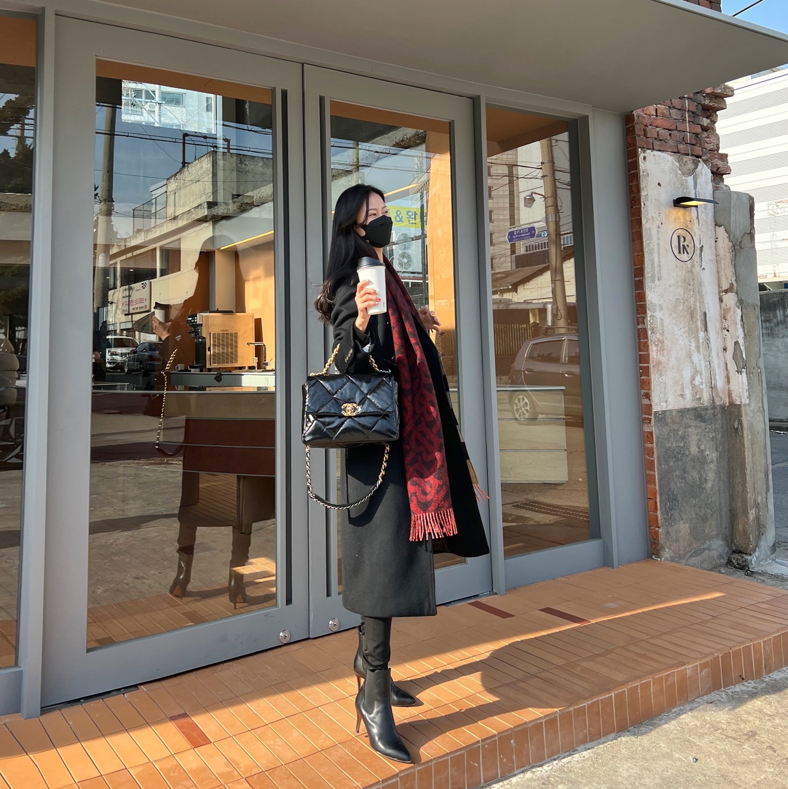 (W) Maison Kitsune Double Fox Head Patch R-Neck Cardigan Black, Chanel Large 19 Handbag Lambskin & Gold Black 착용 스타일 - 3