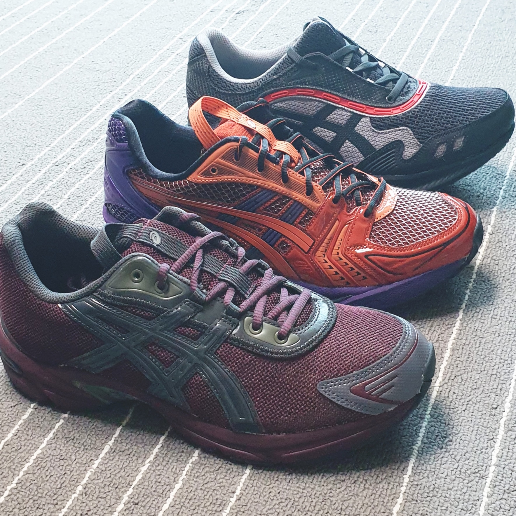 Asics UB1-S Gel-Kayano 14 Classic Red, Asics x Kiko Kostadinov Gel-Glidelyte III Graphite Grey 착용 스타일