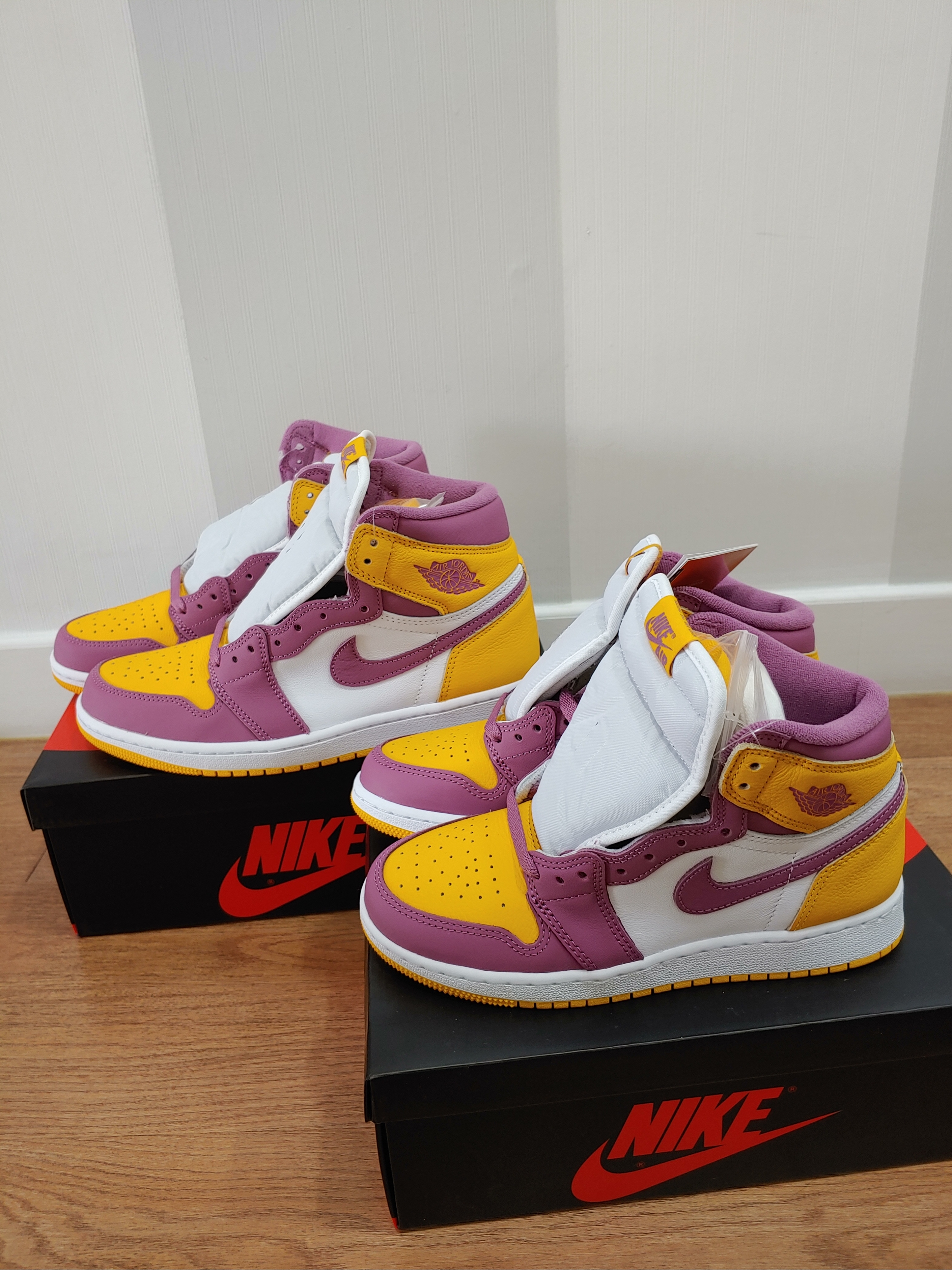 Jordan 1 Retro High OG University Gold Light Bordeaux, (GS) Jordan 1 Retro High OG University Gold Light Bordeaux 착용 스타일 - 2