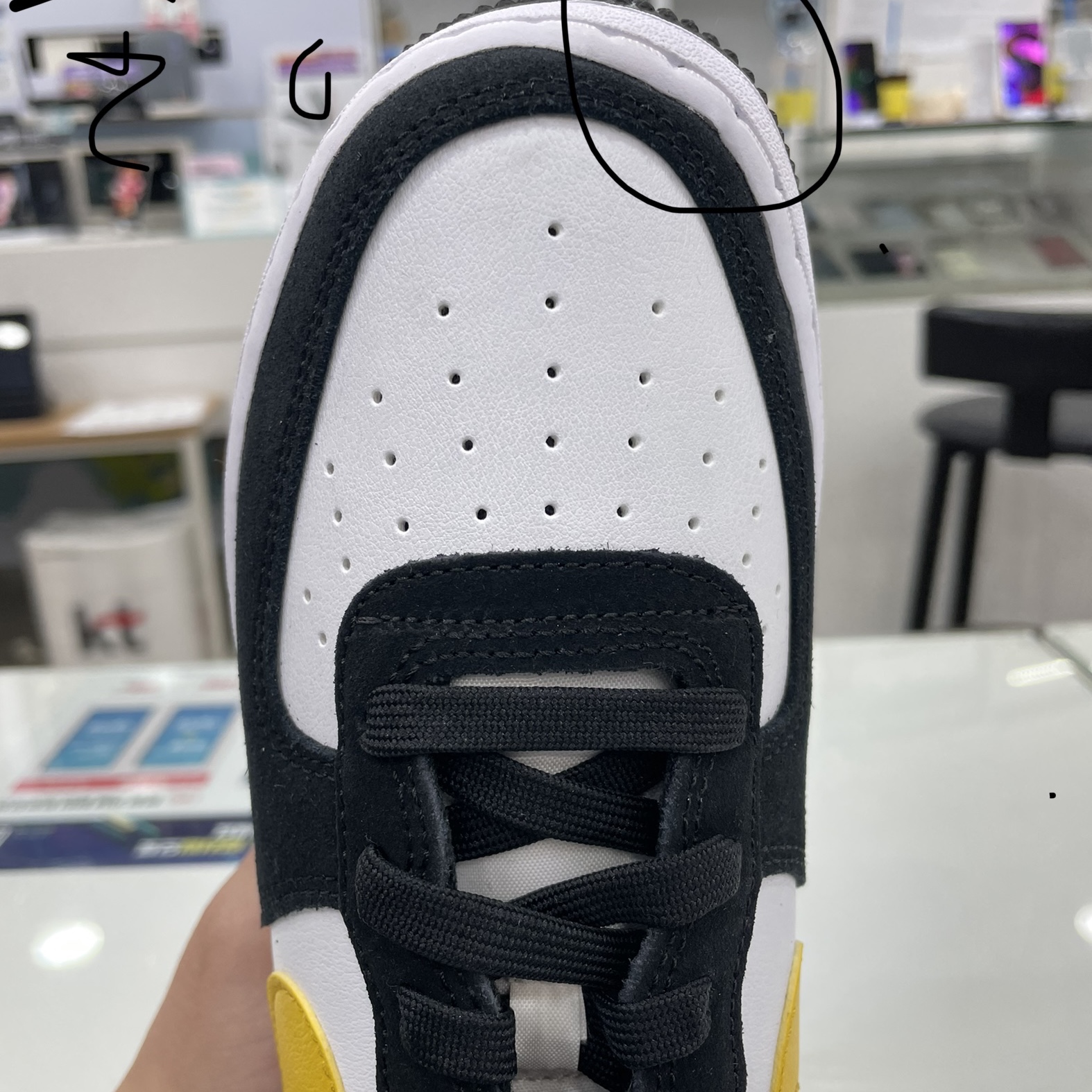 Nike Air Force 1 '07 LV8 Athletic Club Black Dark Sulfur 착용 스타일