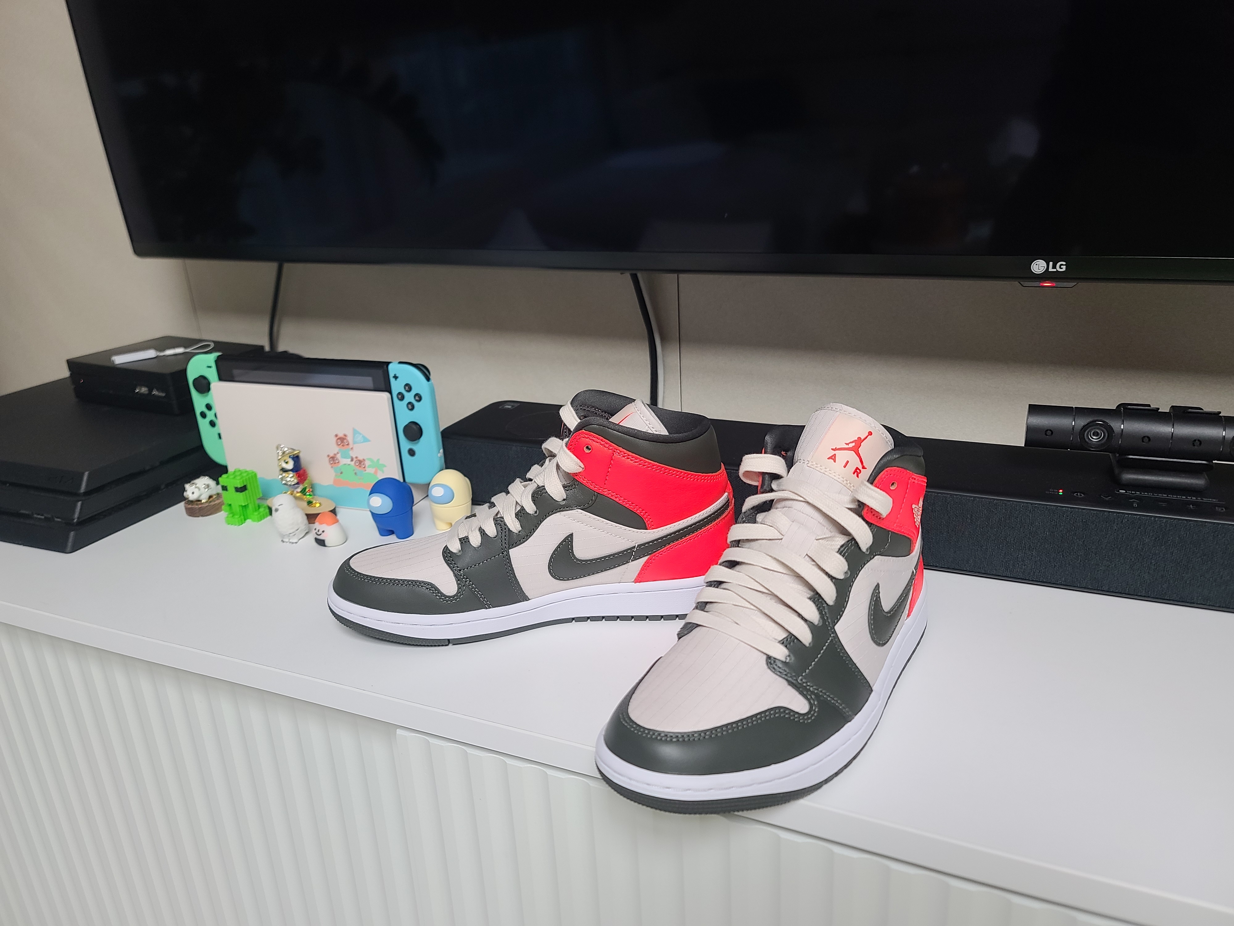(W) Jordan 1 Mid SE Newsprint 착용 스타일 - 1