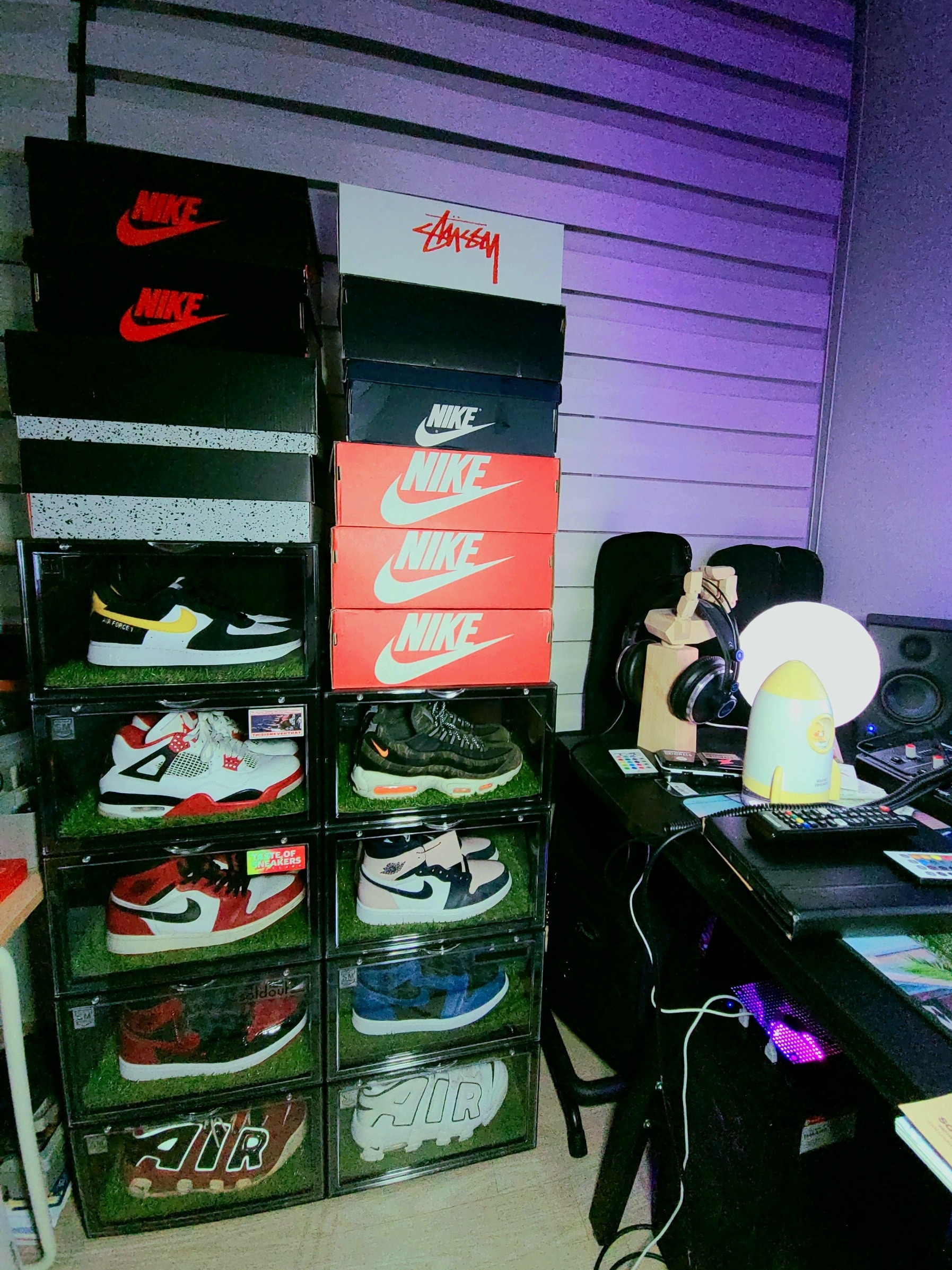 Nike Air Force 1 '07 LV8 Athletic Club Black Dark Sulfur, Jordan 4 Retro OG Fire Red 2020 착용 스타일