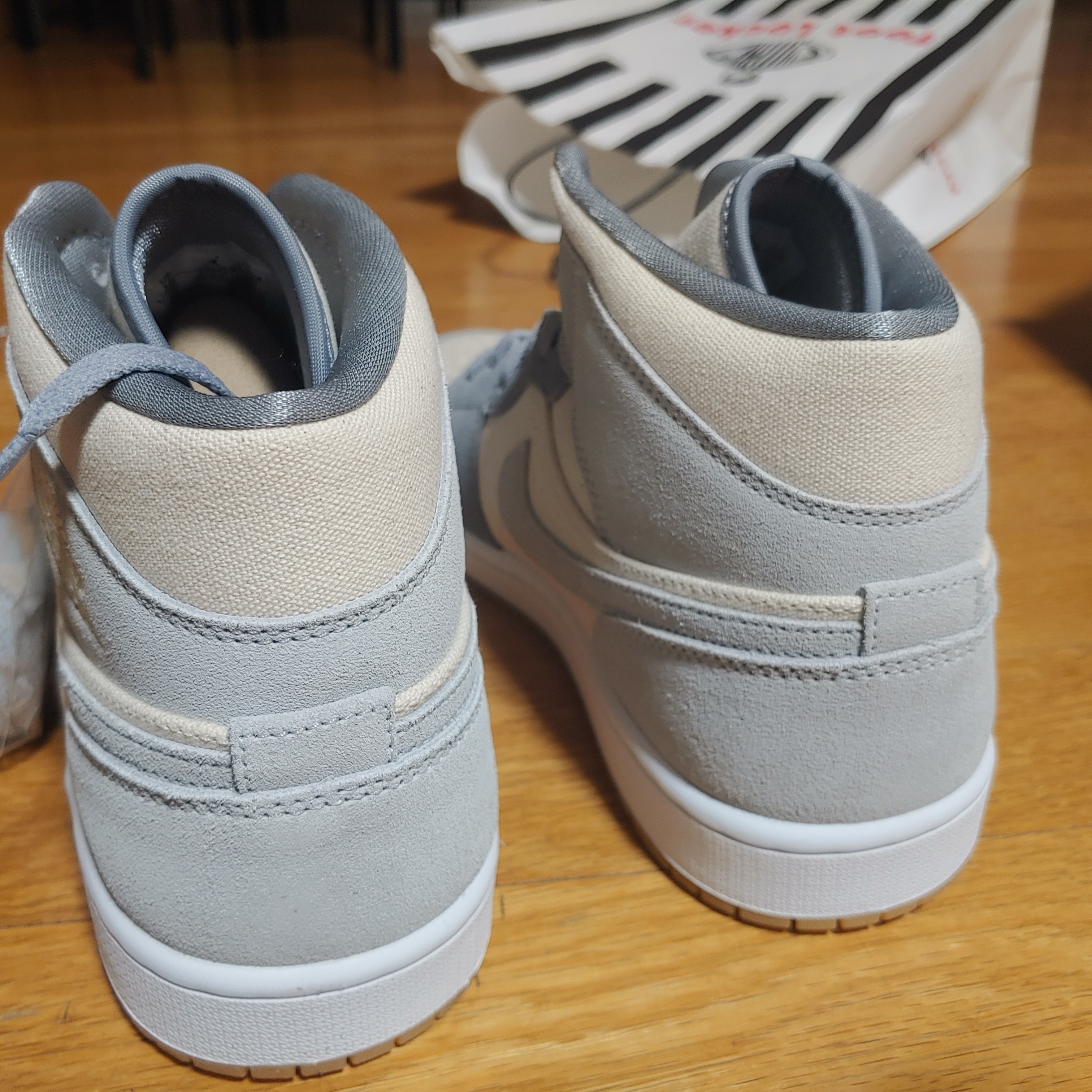 Jordan 1 Mid SE Coconut Milk Particle Grey 착용 스타일