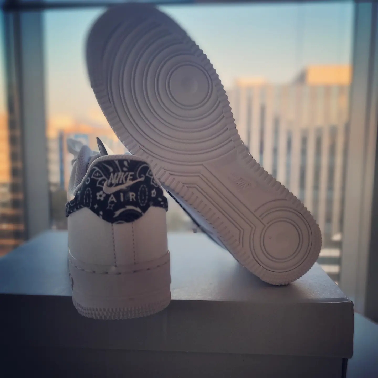 (W) Nike Air Force 1 '07 Essential Paisley Swoosh White Black 착용 스타일 - 2