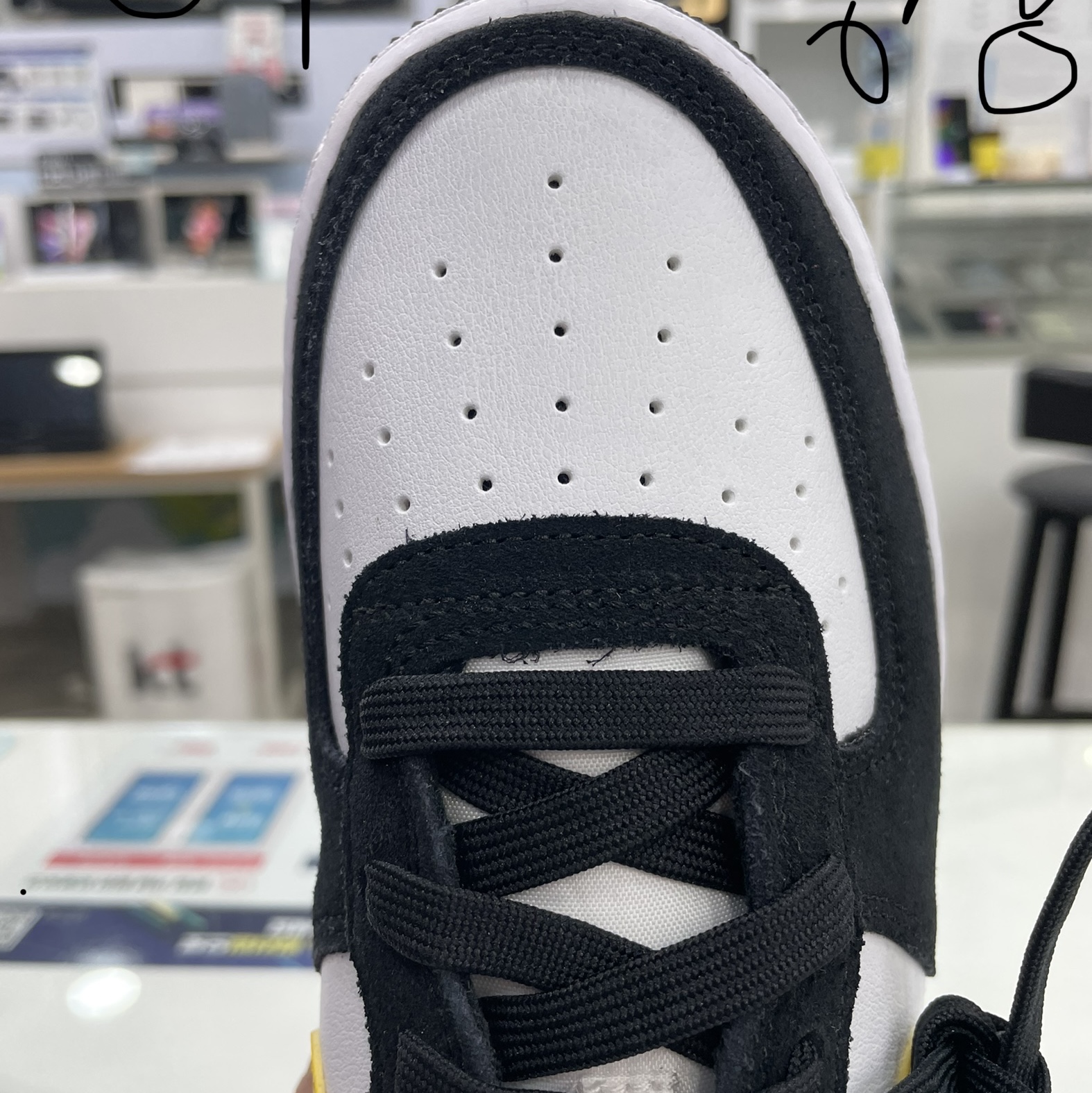 (GS) Nike Air Force 1 LV8 Athletic Club Black Dark Sulfur 착용 스타일 - 2