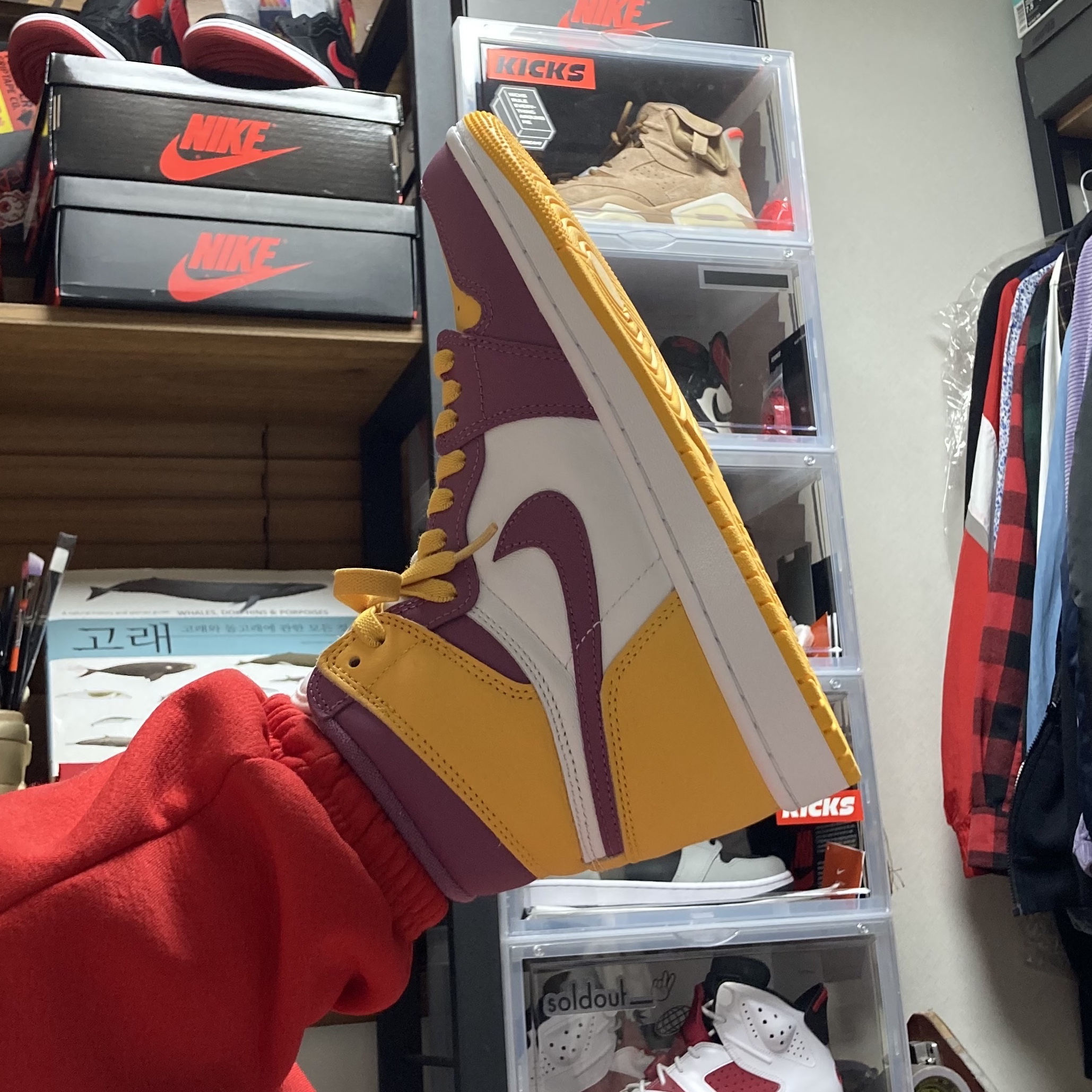 Jordan 1 Retro High OG University Gold Light Bordeaux 착용 스타일 - 4